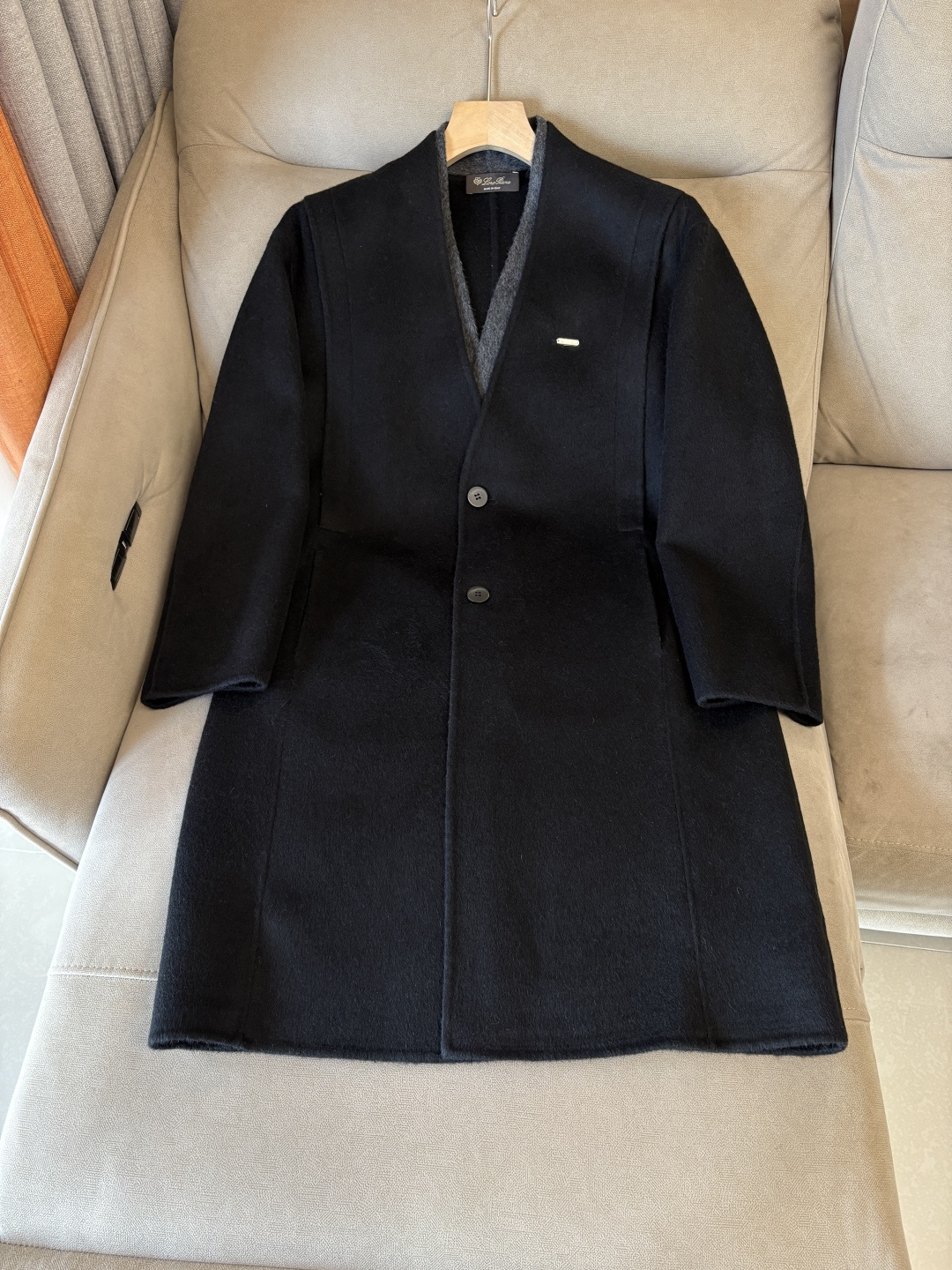 NO:651416,LFW new autumn and winter wool coat, wool coat interprets the elegance and warmth of winter] The winter wind brings biting and chill, but it also brings fashion opportunities. When the classic herringbone pattern meets wool fabric, a unique coat emerges, adding an irresistible charm to your winter outfit.  With the herringbone texture as the design highlight, the unique pattern seems to tell the story of the years, adding a retro and literary atmosphere to the overall look. Its style is simple yet grand, and the smooth lines outline an elegant outline. Whether it is worn open to show casualness, or buttoned up to create a neat look, it can easily control various styles.  What’s even more surprising is that this coat can be worn with a stand-up collar. The stand-up collar design can not only provide warm protection for your neck in the cold wind, but also instantly enhance your aura and make you stand out from the crowd. When the cold wind blows, stand the collar high, as if you are building a warm barrier for yourself, while still maintaining a sense of fashion.  The choice of fabric is the essence of this coat. The blend of wool and cashmere combines the stiffness of wool with the softness of cashmere. Wool gives the coat good support and warmth, making it able to withstand the severe cold of winter; while the addition of cashmere makes the coat more delicate and skin-friendly to the touch, as if it is wrapped in a layer of soft clouds. This blended fabric is not only comfortable to wear, but also has a high-quality texture, showing a high-quality style.  In terms of color, we have carefully blended two classic tones, dark gray and light coffee. Dark gray is calm and restrained, suitable for you who pursue low-key luxury; light coffee is warm and soft, adding a warm color to winter. No matter what style lover you are, you can find your favorite choice in these two colors. Size M-3XL, alexander wang19860909LFW秋冬新款羊毛大衣,羊毛大衣演绎冬日的优雅与温暖】冬日的风,带着凛冽与寒意,却也吹来了时尚的契机.当经典的人字纹邂逅羊毛面料,一件别具一格的大衣应运而生,为你的冬日穿搭增添一抹难以抗拒的魅力. 以人字纹理为设计亮点,独特的纹路仿佛在诉说着岁月的故事,为整体造型增添了复古与文艺的气息.它的款式外形简约而不失大气,流畅的线条勾勒出优雅的轮廓,无论是敞开穿展现随性,还是系上扣子塑造利落感,都能轻松驾驭各种风格. 更令人惊喜的是,这款大衣可以实现立领的穿搭方式.立领的设计不仅能在寒风中为你的脖颈提供温暖的守护,还能瞬间提升气场,让你在人群中脱颖而出.当寒风乍起,将领子高高立起,仿佛为自己筑起一道温暖的屏障,同时又不失时尚感. 而面料的选择,更是这款大衣的精髓所在.羊毛与山羊绒的混纺,兼具了羊毛的挺括与山羊绒的柔软.羊毛赋予了大衣良好的支撑性和保暖性,使其能够抵御冬日的严寒；而山羊绒的加入,则让大衣在触感上更加细腻亲肤,仿佛被一层轻柔的云朵包裹.这种混纺面料不仅穿着舒适,而且质感上乘,彰显出高品质的格调. 在色彩上,我们精心调配了深灰与浅咖两种经典色调.深灰,沉稳内敛,适合追求低调奢华的你；浅咖,温暖柔和,为冬日增添一抹温馨的色彩.无论你是哪种风格爱好者,都能在这两款颜色中找到属于自己的心仪之选. 码数M-3XL,,alexander wang,Men's clothing