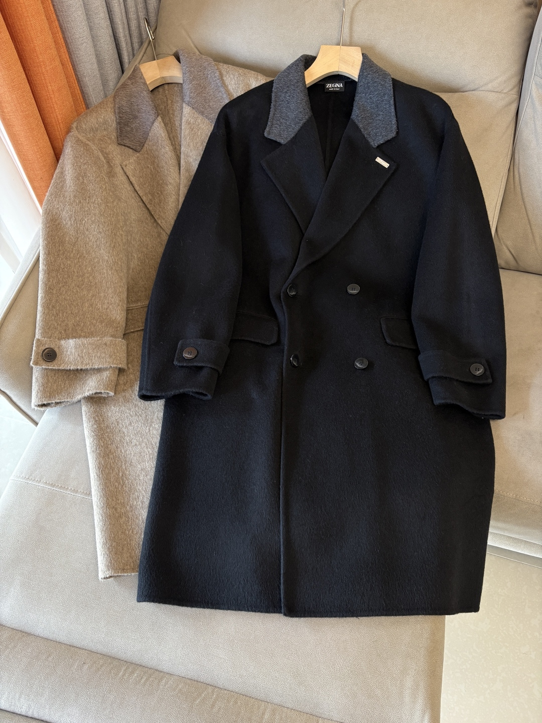 NO:651408,Jeni 25FW new autumn and winter wool coat, wool coat interprets the elegance and warmth of winter] The winter wind brings biting and chill, but it also brings fashion opportunities. When the classic herringbone pattern meets wool fabric, a unique coat emerges, adding an irresistible charm to your winter outfit.  With the herringbone texture as the design highlight, the unique pattern seems to tell the story of the years, adding a retro and literary atmosphere to the overall look. Its style is simple yet grand, and the smooth lines outline an elegant outline. Whether it is worn open to show casualness, or buttoned up to create a neat look, it can easily control various styles.  What’s even more surprising is that this coat can be worn with a stand-up collar. The stand-up collar design can not only provide warm protection for your neck in the cold wind, but also instantly enhance your aura and make you stand out from the crowd. When the cold wind blows, stand the collar high, as if you are building a warm barrier for yourself, while still maintaining a sense of fashion.  The choice of fabric is the essence of this coat. The blend of wool and cashmere combines the stiffness of wool with the softness of cashmere. Wool gives the coat good support and warmth, making it able to withstand the severe cold of winter; while the addition of cashmere makes the coat more delicate and skin-friendly to the touch, as if it is wrapped in a layer of soft clouds. This blended fabric is not only comfortable to wear, but also has a high-quality texture, showing a high-quality style.  In terms of color, we have carefully blended two classic tones, dark gray and light coffee. Dark gray is calm and restrained, suitable for you who pursue low-key luxury; light coffee is warm and soft, adding a warm color to winter. No matter what style lover you are, you can find your favorite choice in these two colors. Size M-3XL, zegna, alexander wang19860909杰尼25FW秋冬新款羊毛大衣,羊毛大衣演绎冬日的优雅与温暖】冬日的风,带着凛冽与寒意,却也吹来了时尚的契机.当经典的人字纹邂逅羊毛面料,一件别具一格的大衣应运而生,为你的冬日穿搭增添一抹难以抗拒的魅力. 以人字纹理为设计亮点,独特的纹路仿佛在诉说着岁月的故事,为整体造型增添了复古与文艺的气息.它的款式外形简约而不失大气,流畅的线条勾勒出优雅的轮廓,无论是敞开穿展现随性,还是系上扣子塑造利落感,都能轻松驾驭各种风格. 更令人惊喜的是,这款大衣可以实现立领的穿搭方式.立领的设计不仅能在寒风中为你的脖颈提供温暖的守护,还能瞬间提升气场,让你在人群中脱颖而出.当寒风乍起,将领子高高立起,仿佛为自己筑起一道温暖的屏障,同时又不失时尚感. 而面料的选择,更是这款大衣的精髓所在.羊毛与山羊绒的混纺,兼具了羊毛的挺括与山羊绒的柔软.羊毛赋予了大衣良好的支撑性和保暖性,使其能够抵御冬日的严寒；而山羊绒的加入,则让大衣在触感上更加细腻亲肤,仿佛被一层轻柔的云朵包裹.这种混纺面料不仅穿着舒适,而且质感上乘,彰显出高品质的格调. 在色彩上,我们精心调配了深灰与浅咖两种经典色调.深灰,沉稳内敛,适合追求低调奢华的你；浅咖,温暖柔和,为冬日增添一抹温馨的色彩.无论你是哪种风格爱好者,都能在这两款颜色中找到属于自己的心仪之选. 码数M-3XL,,zegna,alexander wang,Men's clothing