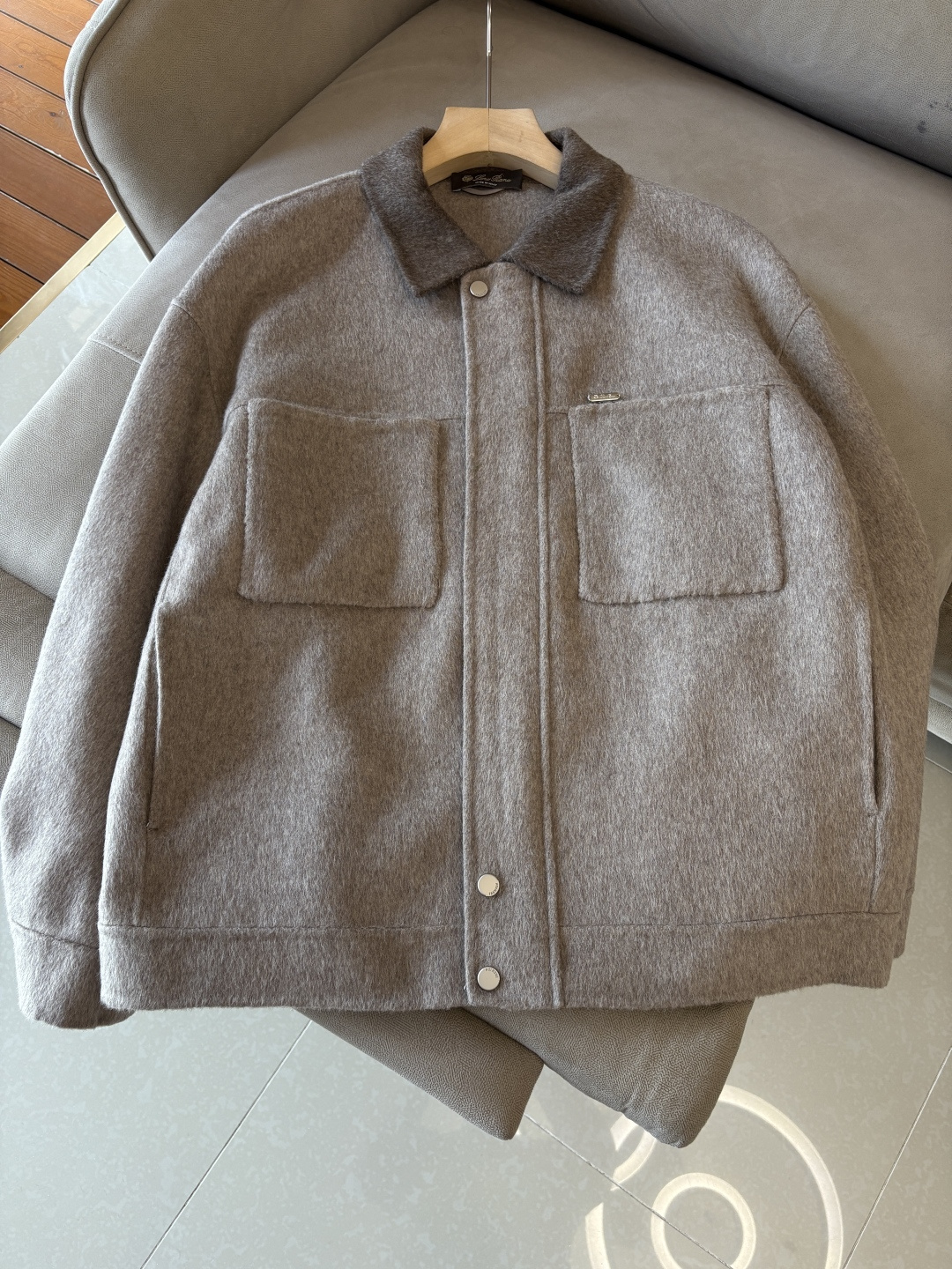 NO:651403,LFW new autumn and winter wool coat, wool coat interprets the elegance and warmth of winter] The winter wind brings biting and chill, but it also brings fashion opportunities. When the classic herringbone pattern meets wool fabric, a unique coat emerges, adding an irresistible charm to your winter outfit.  With the herringbone texture as the design highlight, the unique pattern seems to tell the story of the years, adding a retro and literary atmosphere to the overall look. Its style is simple yet grand, and the smooth lines outline an elegant outline. Whether it is worn open to show casualness, or buttoned up to create a neat look, it can easily control various styles.  What’s even more surprising is that this coat can be worn with a stand-up collar. The stand-up collar design can not only provide warm protection for your neck in the cold wind, but also instantly enhance your aura and make you stand out from the crowd. When the cold wind blows, stand the collar high, as if you are building a warm barrier for yourself, while still maintaining a sense of fashion.  The choice of fabric is the essence of this coat. The blend of wool and cashmere combines the stiffness of wool with the softness of cashmere. Wool gives the coat good support and warmth, making it able to withstand the severe cold of winter; while the addition of cashmere makes the coat more delicate and skin-friendly to the touch, as if it is wrapped in a layer of soft clouds. This blended fabric is not only comfortable to wear, but also has a high-quality texture, showing a high-quality style.  In terms of color, we have carefully blended two classic tones, dark gray and light coffee. Dark gray is calm and restrained, suitable for you who pursue low-key luxury; light coffee is warm and soft, adding a warm color to winter. No matter what style lover you are, you can find your favorite choice in these two colors. Size M-3XL,  19860909LFW秋冬新款羊毛大衣,羊毛大衣演绎冬日的优雅与温暖】冬日的风,带着凛冽与寒意,却也吹来了时尚的契机.当经典的人字纹邂逅羊毛面料,一件别具一格的大衣应运而生,为你的冬日穿搭增添一抹难以抗拒的魅力. 以人字纹理为设计亮点,独特的纹路仿佛在诉说着岁月的故事,为整体造型增添了复古与文艺的气息.它的款式外形简约而不失大气,流畅的线条勾勒出优雅的轮廓,无论是敞开穿展现随性,还是系上扣子塑造利落感,都能轻松驾驭各种风格. 更令人惊喜的是,这款大衣可以实现立领的穿搭方式.立领的设计不仅能在寒风中为你的脖颈提供温暖的守护,还能瞬间提升气场,让你在人群中脱颖而出.当寒风乍起,将领子高高立起,仿佛为自己筑起一道温暖的屏障,同时又不失时尚感. 而面料的选择,更是这款大衣的精髓所在.羊毛与山羊绒的混纺,兼具了羊毛的挺括与山羊绒的柔软.羊毛赋予了大衣良好的支撑性和保暖性,使其能够抵御冬日的严寒；而山羊绒的加入,则让大衣在触感上更加细腻亲肤,仿佛被一层轻柔的云朵包裹.这种混纺面料不仅穿着舒适,而且质感上乘,彰显出高品质的格调. 在色彩上,我们精心调配了深灰与浅咖两种经典色调.深灰,沉稳内敛,适合追求低调奢华的你；浅咖,温暖柔和,为冬日增添一抹温馨的色彩.无论你是哪种风格爱好者,都能在这两款颜色中找到属于自己的心仪之选. 码数M-3XL,, ,Men's clothing