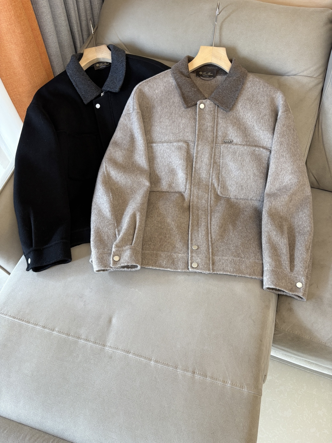 NO:681640,LFW new autumn and winter wool coat, wool coat interprets the elegance and warmth of winter] The winter wind brings biting and chill, but it also brings fashion opportunities. When the classic herringbone pattern meets wool fabric, a unique coat emerges, adding an irresistible charm to your winter outfit.  With the herringbone texture as the design highlight, the unique pattern seems to tell the story of the years, adding a retro and literary atmosphere to the overall look. Its style is simple yet grand, and the smooth lines outline an elegant outline. Whether it is worn open to show casualness, or buttoned up to create a neat look, it can easily control various styles.  What’s even more surprising is that this coat can be worn with a stand-up collar. The stand-up collar design can not only provide warm protection for your neck in the cold wind, but also instantly enhance your aura and make you stand out from the crowd. When the cold wind blows, stand the collar high, as if you are building a warm barrier for yourself, while still maintaining a sense of fashion.  The choice of fabric is the essence of this coat. The blend of wool and cashmere combines the stiffness of wool with the softness of cashmere. Wool gives the coat good support and warmth, making it able to withstand the severe cold of winter; while the addition of cashmere makes the coat more delicate and skin-friendly to the touch, as if it is wrapped in a layer of soft clouds. This blended fabric is not only comfortable to wear, but also has a high-quality texture, showing a high-quality style.  In terms of color, we have carefully blended two classic tones, dark gray and light coffee. Dark gray is calm and restrained, suitable for you who pursue low-key luxury; light coffee is warm and soft, adding a warm color to winter. No matter what style lover you are, you can find your favorite choice in these two colors. Size M-3XL,,19860909LFW秋冬新款羊毛大衣,羊毛大衣演绎冬日的优雅与温暖】冬日的风,带着凛冽与寒意,却也吹来了时尚的契机.当经典的人字纹邂逅羊毛面料,一件别具一格的大衣应运而生,为你的冬日穿搭增添一抹难以抗拒的魅力. 以人字纹理为设计亮点,独特的纹路仿佛在诉说着岁月的故事,为整体造型增添了复古与文艺的气息.它的款式外形简约而不失大气,流畅的线条勾勒出优雅的轮廓,无论是敞开穿展现随性,还是系上扣子塑造利落感,都能轻松驾驭各种风格. 更令人惊喜的是,这款大衣可以实现立领的穿搭方式.立领的设计不仅能在寒风中为你的脖颈提供温暖的守护,还能瞬间提升气场,让你在人群中脱颖而出.当寒风乍起,将领子高高立起,仿佛为自己筑起一道温暖的屏障,同时又不失时尚感. 而面料的选择,更是这款大衣的精髓所在.羊毛与山羊绒的混纺,兼具了羊毛的挺括与山羊绒的柔软.羊毛赋予了大衣良好的支撑性和保暖性,使其能够抵御冬日的严寒；而山羊绒的加入,则让大衣在触感上更加细腻亲肤,仿佛被一层轻柔的云朵包裹.这种混纺面料不仅穿着舒适,而且质感上乘,彰显出高品质的格调. 在色彩上,我们精心调配了深灰与浅咖两种经典色调.深灰,沉稳内敛,适合追求低调奢华的你；浅咖,温暖柔和,为冬日增添一抹温馨的色彩.无论你是哪种风格爱好者,都能在这两款颜色中找到属于自己的心仪之选. 码数M-3XL,,,Men's clothing