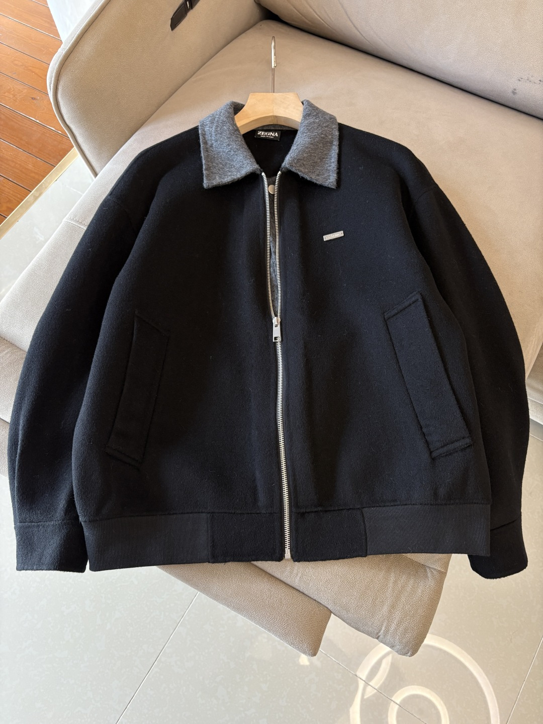 NO:651394,Jeni 25FW new autumn and winter wool coat, wool coat interprets the elegance and warmth of winter] The winter wind brings biting and chill, but it also brings fashion opportunities. When the classic herringbone pattern meets wool fabric, a unique coat emerges, adding an irresistible charm to your winter outfit.  With the herringbone texture as the design highlight, the unique pattern seems to tell the story of the years, adding a retro and literary atmosphere to the overall look. Its style is simple yet grand, and the smooth lines outline an elegant outline. Whether it is worn open to show casualness, or buttoned up to create a neat look, it can easily control various styles.  What’s even more surprising is that this coat can be worn with a stand-up collar. The stand-up collar design can not only provide warm protection for your neck in the cold wind, but also instantly enhance your aura and make you stand out from the crowd. When the cold wind blows, stand the collar high, as if you are building a warm barrier for yourself, while still maintaining a sense of fashion.  The choice of fabric is the essence of this coat. The blend of wool and cashmere combines the stiffness of wool with the softness of cashmere. Wool gives the coat good support and warmth, making it able to withstand the severe cold of winter; while the addition of cashmere makes the coat more delicate and skin-friendly to the touch, as if it is wrapped in a layer of soft clouds. This blended fabric is not only comfortable to wear, but also has a high-quality texture, showing a high-quality style.  In terms of color, we have carefully blended two classic tones, dark gray and light coffee. Dark gray is calm and restrained, suitable for you who pursue low-key luxury; light coffee is warm and soft, adding a warm color to winter. No matter what style lover you are, you can find your favorite choice in these two colors. Size M-3XL, zegna, alexander wang19860909杰尼25FW秋冬新款羊毛大衣,羊毛大衣演绎冬日的优雅与温暖】冬日的风,带着凛冽与寒意,却也吹来了时尚的契机.当经典的人字纹邂逅羊毛面料,一件别具一格的大衣应运而生,为你的冬日穿搭增添一抹难以抗拒的魅力. 以人字纹理为设计亮点,独特的纹路仿佛在诉说着岁月的故事,为整体造型增添了复古与文艺的气息.它的款式外形简约而不失大气,流畅的线条勾勒出优雅的轮廓,无论是敞开穿展现随性,还是系上扣子塑造利落感,都能轻松驾驭各种风格. 更令人惊喜的是,这款大衣可以实现立领的穿搭方式.立领的设计不仅能在寒风中为你的脖颈提供温暖的守护,还能瞬间提升气场,让你在人群中脱颖而出.当寒风乍起,将领子高高立起,仿佛为自己筑起一道温暖的屏障,同时又不失时尚感. 而面料的选择,更是这款大衣的精髓所在.羊毛与山羊绒的混纺,兼具了羊毛的挺括与山羊绒的柔软.羊毛赋予了大衣良好的支撑性和保暖性,使其能够抵御冬日的严寒；而山羊绒的加入,则让大衣在触感上更加细腻亲肤,仿佛被一层轻柔的云朵包裹.这种混纺面料不仅穿着舒适,而且质感上乘,彰显出高品质的格调. 在色彩上,我们精心调配了深灰与浅咖两种经典色调.深灰,沉稳内敛,适合追求低调奢华的你；浅咖,温暖柔和,为冬日增添一抹温馨的色彩.无论你是哪种风格爱好者,都能在这两款颜色中找到属于自己的心仪之选. 码数M-3XL,,zegna,alexander wang,Men's clothing