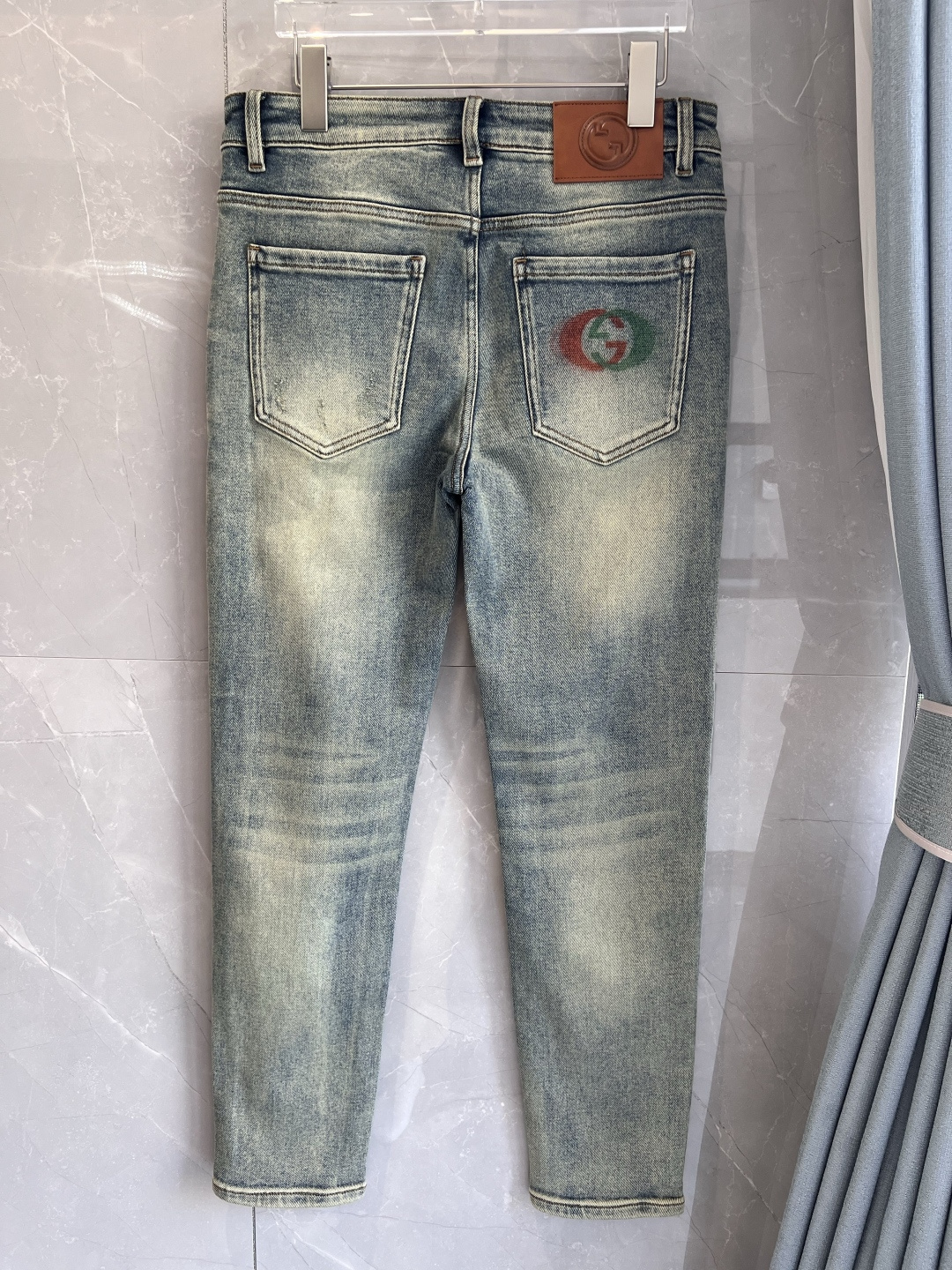 NO:652686,Recommended designs for autumn and winter at the counter. Best-selling jeans with soft skin-friendly fabrics. Luxurious first-layer cowhide waist tags. Classic blue wash. Limited edition at the counter. Luxurious custom-made fabrics. Craftsmanship + washing. Foreign trade quality and detail processing. I absolutely love this color. I absolutely love it. Hot sale in the counter for autumn and winter. Pre-sale. Sold out. Hot single color. Versatile and stylish. Stretchy slim straight pants. Size.29-38. No 35; 37 size.  FFF001,,jeans,cowhide,alexander wang19860909专柜秋冬设计推荐 热卖牛仔裤柔软亲肤面料 奢华头层牛皮腰牌 经典蓝洗水 专柜限量款 奢华感订制面料 工艺+洗水外贸品质感细节处理满满到位 这颜色绝对爱了爱了专柜秋冬热卖预售即售完款爆单款色系百搭大牛味 弹力修身小直筒裤型 尺码.29-38 无35；37码 FFF001,,jeans,cowhide,alexander wang,Men's clothing