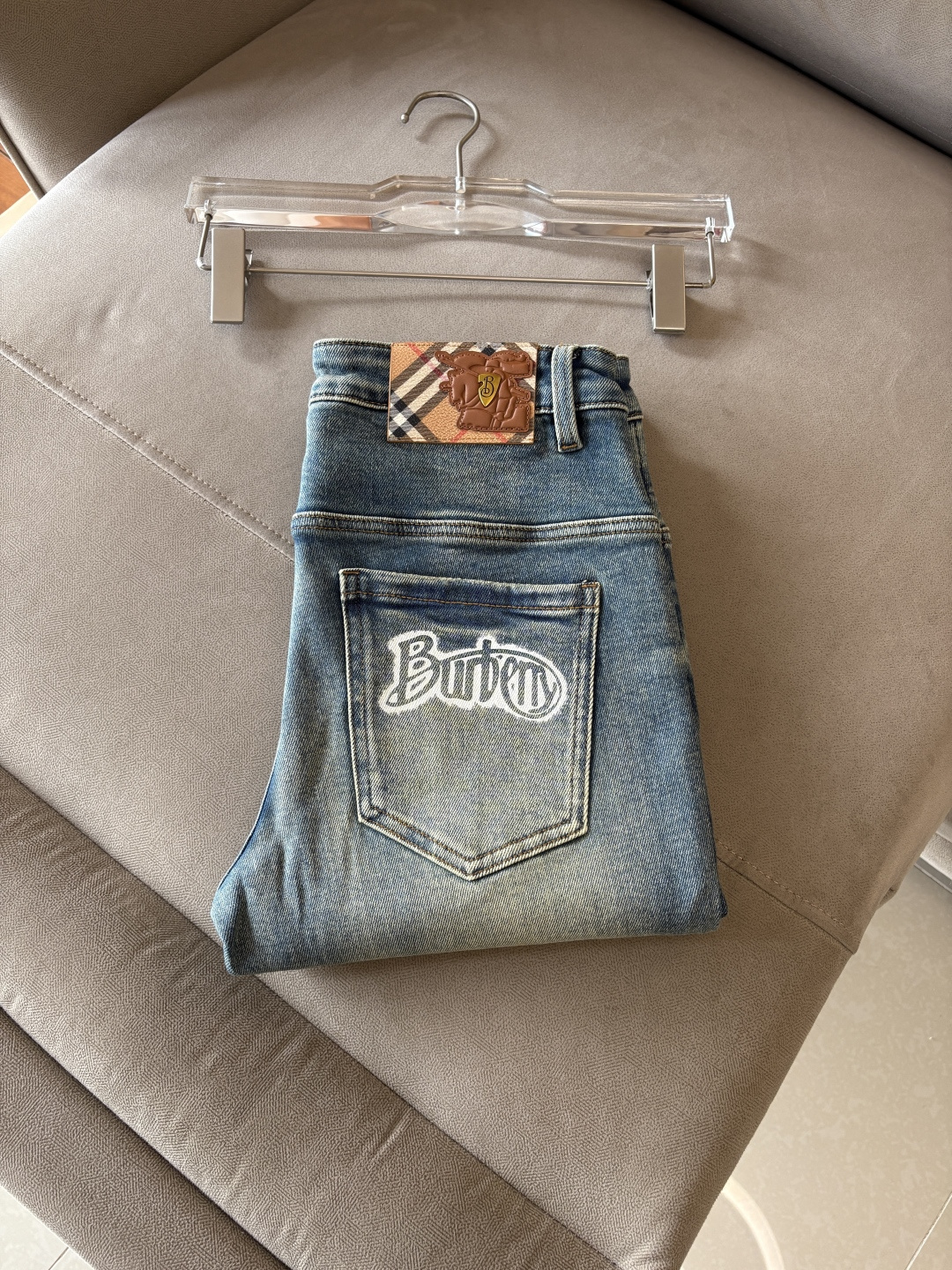 NO:691500,2025 Autumn and Winter Design Recommendations at the Counter Best Selling Jeans with Soft Skin Friendly Fabric Luxurious First Layer Cowhide Waist Tag Classic Blue Wash Limited Edition at the Counter Luxurious Customized Fabrics Craftsmanship + Washing Foreign Trade Quality and Detailed Processing Fully Perfect This Color is Absolutely Loved at the Counter Autumn and Winter Hot Selling Pre-sale Sold Out Popular One Color Versatile Flavor Stretch Slim Small Straight Pants Type Size.29-38 No 35; 37 Size  FFF001,,jeans,cowhide,19860909专柜2025秋冬设计推荐 热卖牛仔裤柔软亲肤面料 奢华头层牛皮腰牌 经典蓝洗水 专柜限量款 奢华感订制面料 工艺+洗水外贸品质感细节处理满满到位 这颜色绝对爱了爱了专柜秋冬热卖预售即售完款爆单款色系百搭大牛味 弹力修身小直筒裤型 尺码.29-38 无35；37码 FFF001,,jeans,cowhide,,Men's clothing