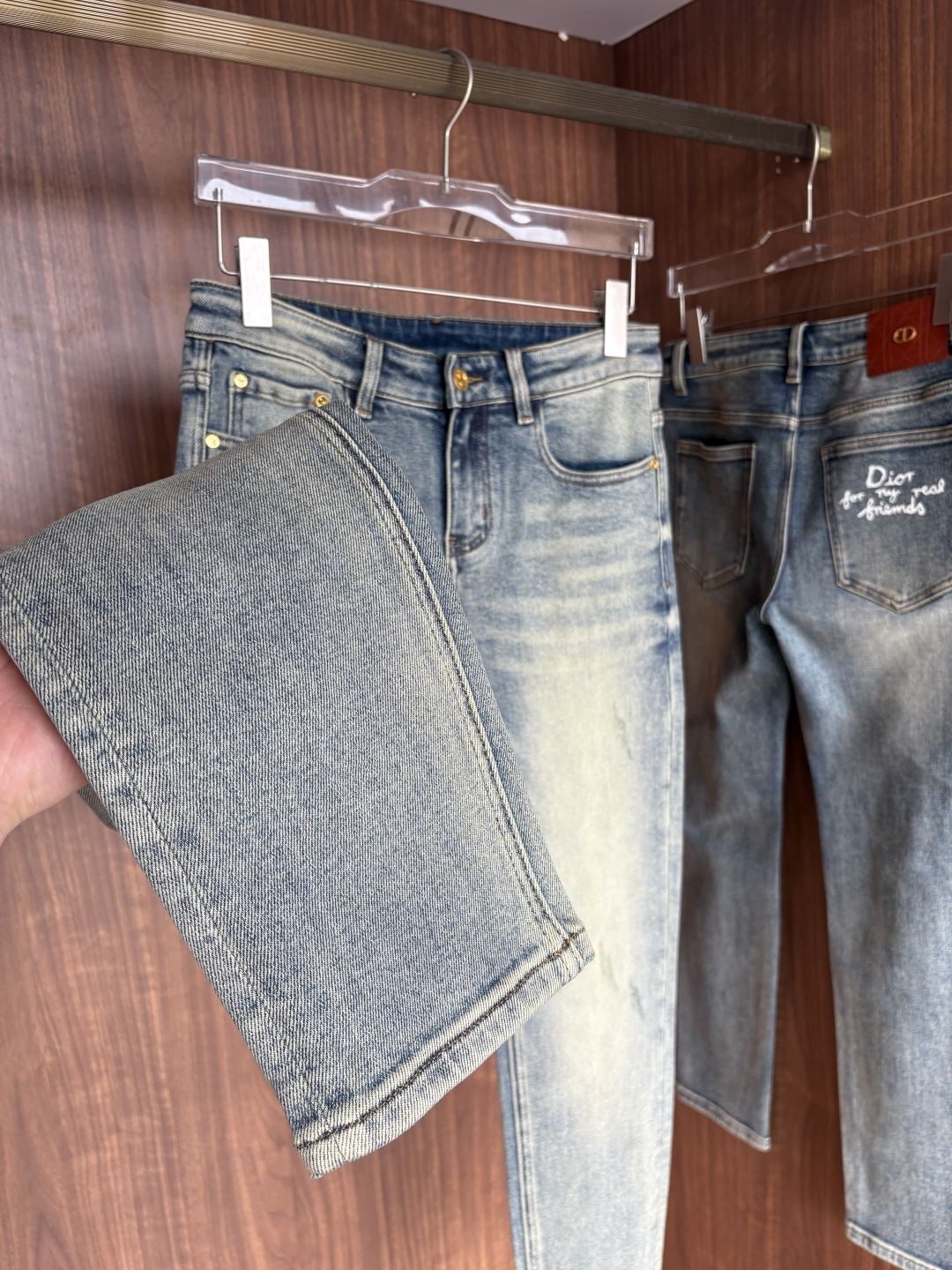 🌾退换🔥 专柜🆕2025秋冬设计推荐 热卖牛仔裤🆕柔软亲肤面料 奢华头层牛皮腰牌 经典蓝洗水 专柜限量款