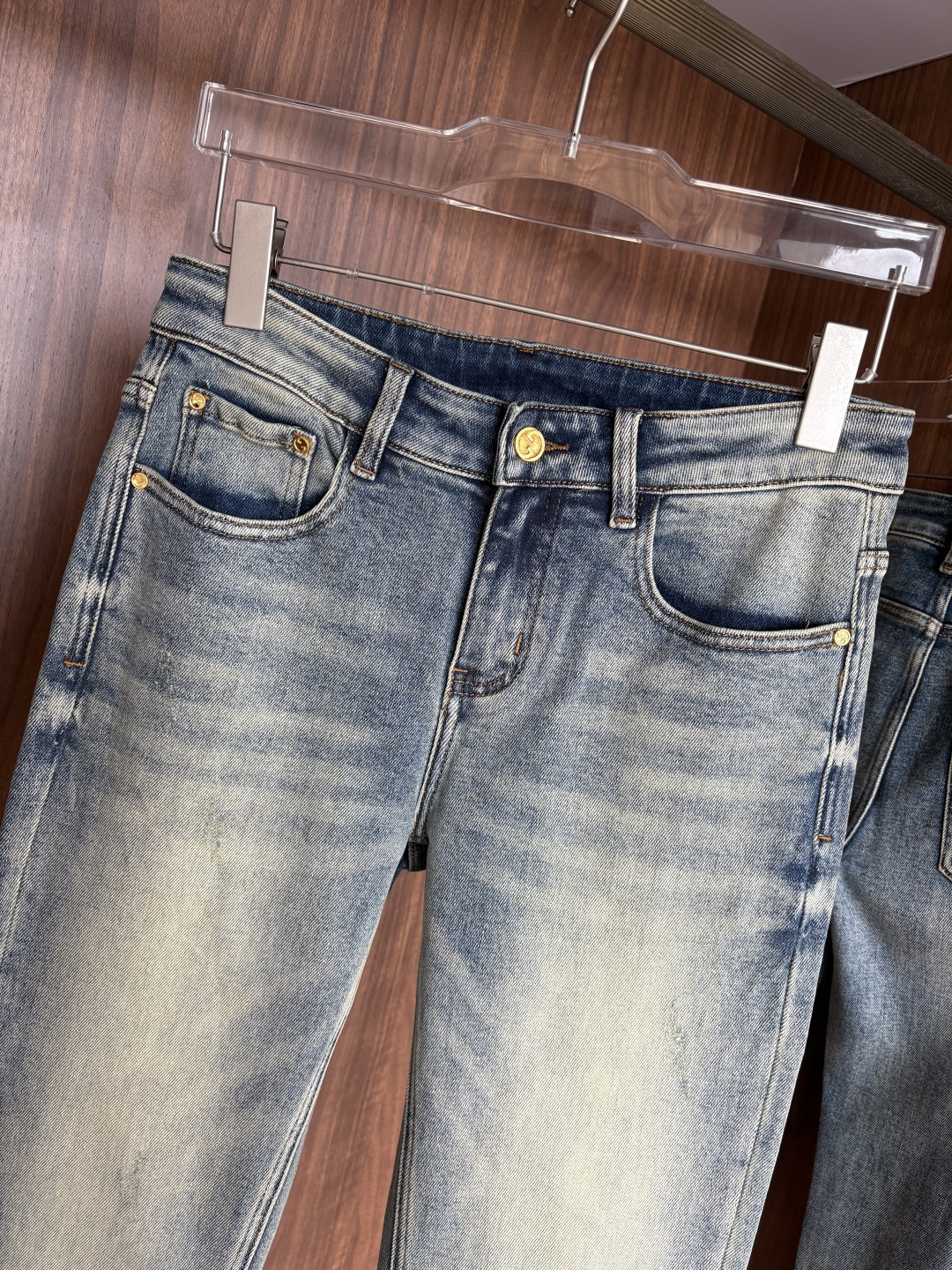 🌾退换🔥 专柜🆕2025秋冬设计推荐 热卖牛仔裤🆕柔软亲肤面料 奢华头层牛皮腰牌 经典蓝洗水 专柜限量款