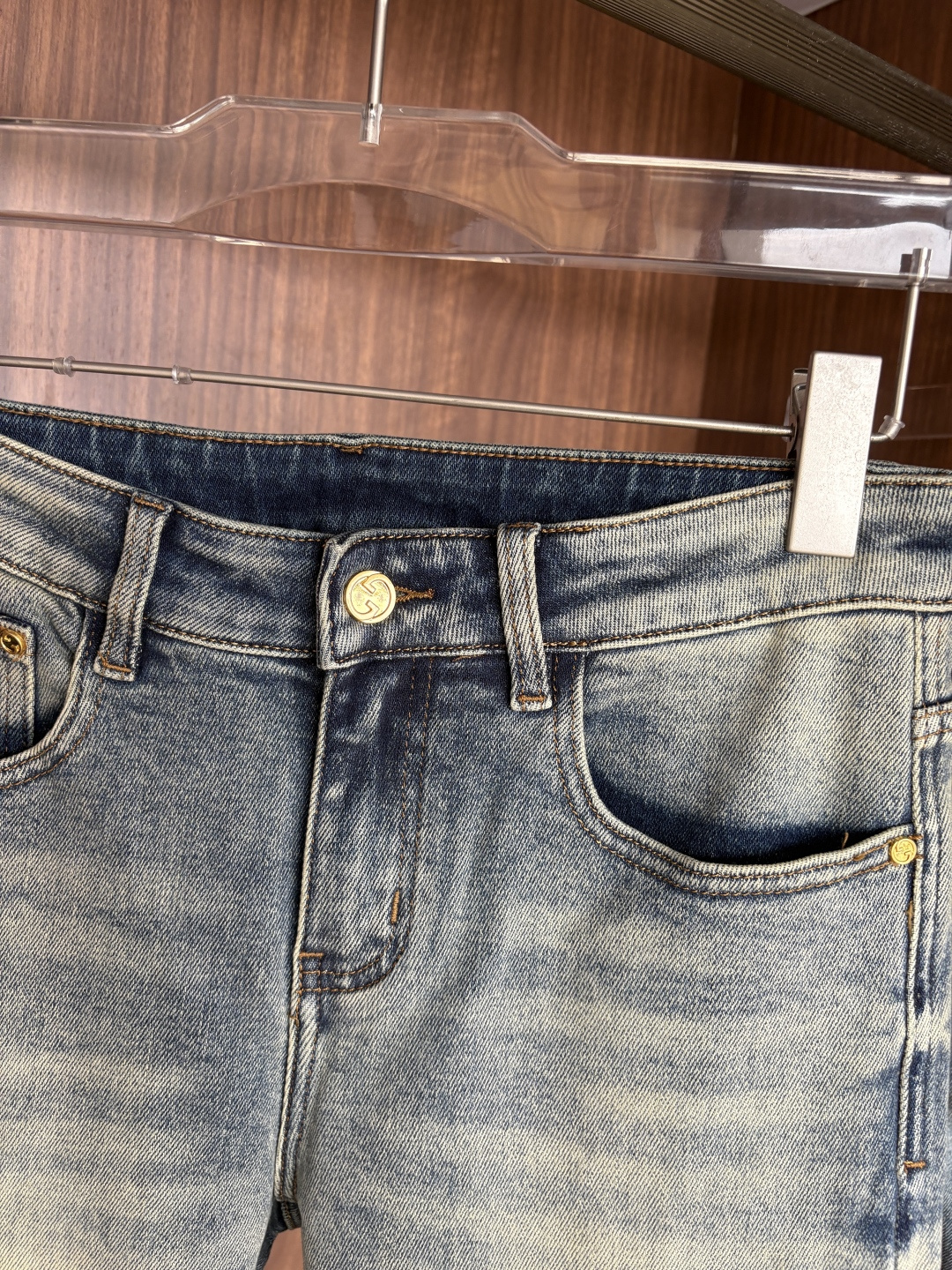 🌾退换🔥 专柜🆕2025秋冬设计推荐 热卖牛仔裤🆕柔软亲肤面料 奢华头层牛皮腰牌 经典蓝洗水 专柜限量款