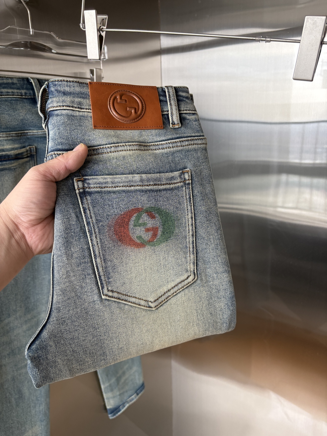 NO:655274,Recommended designs for autumn and winter at the counter. Best-selling jeans with soft skin-friendly fabrics. Luxurious first-layer cowhide waist tags. Classic blue wash. Limited edition at the counter. Luxurious custom-made fabrics. Craftsmanship + washing. Foreign trade quality and detail processing. I absolutely love this color. I absolutely love it. Hot sale in the counter for autumn and winter. Pre-sale. Sold out. Hot single color. Versatile and stylish. Stretchy slim straight pants. Size.29-38. No 35; 37 size.  FFF001,,jeans,cowhide,alexander wang19860909专柜秋冬设计推荐 热卖牛仔裤柔软亲肤面料 奢华头层牛皮腰牌 经典蓝洗水 专柜限量款 奢华感订制面料 工艺+洗水外贸品质感细节处理满满到位 这颜色绝对爱了爱了专柜秋冬热卖预售即售完款爆单款色系百搭大牛味 弹力修身小直筒裤型 尺码.29-38 无35；37码 FFF001,,jeans,cowhide,alexander wang,Men's clothing