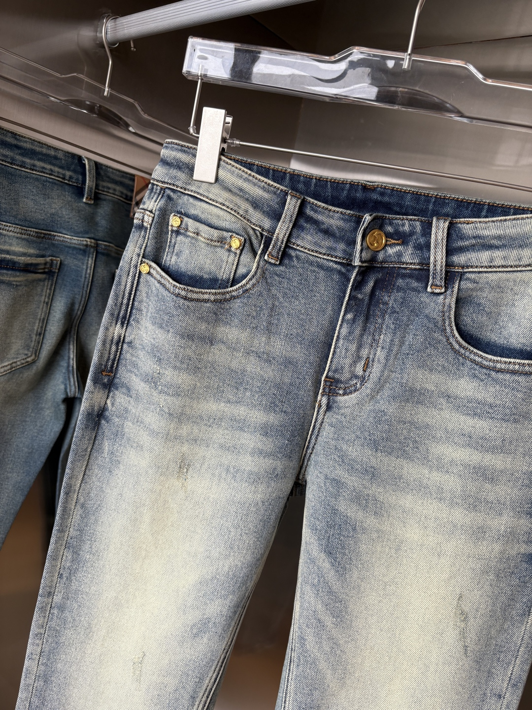🌾退换🔥 专柜🆕2025秋冬设计推荐 热卖牛仔裤🆕柔软亲肤面料 奢华头层牛皮腰牌 经典蓝洗水 专柜限量款