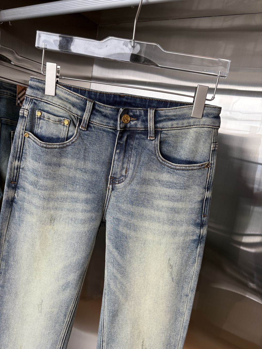 🌾退换🔥 专柜🆕2025秋冬设计推荐 热卖牛仔裤🆕柔软亲肤面料 奢华头层牛皮腰牌 经典蓝洗水 专柜限量款