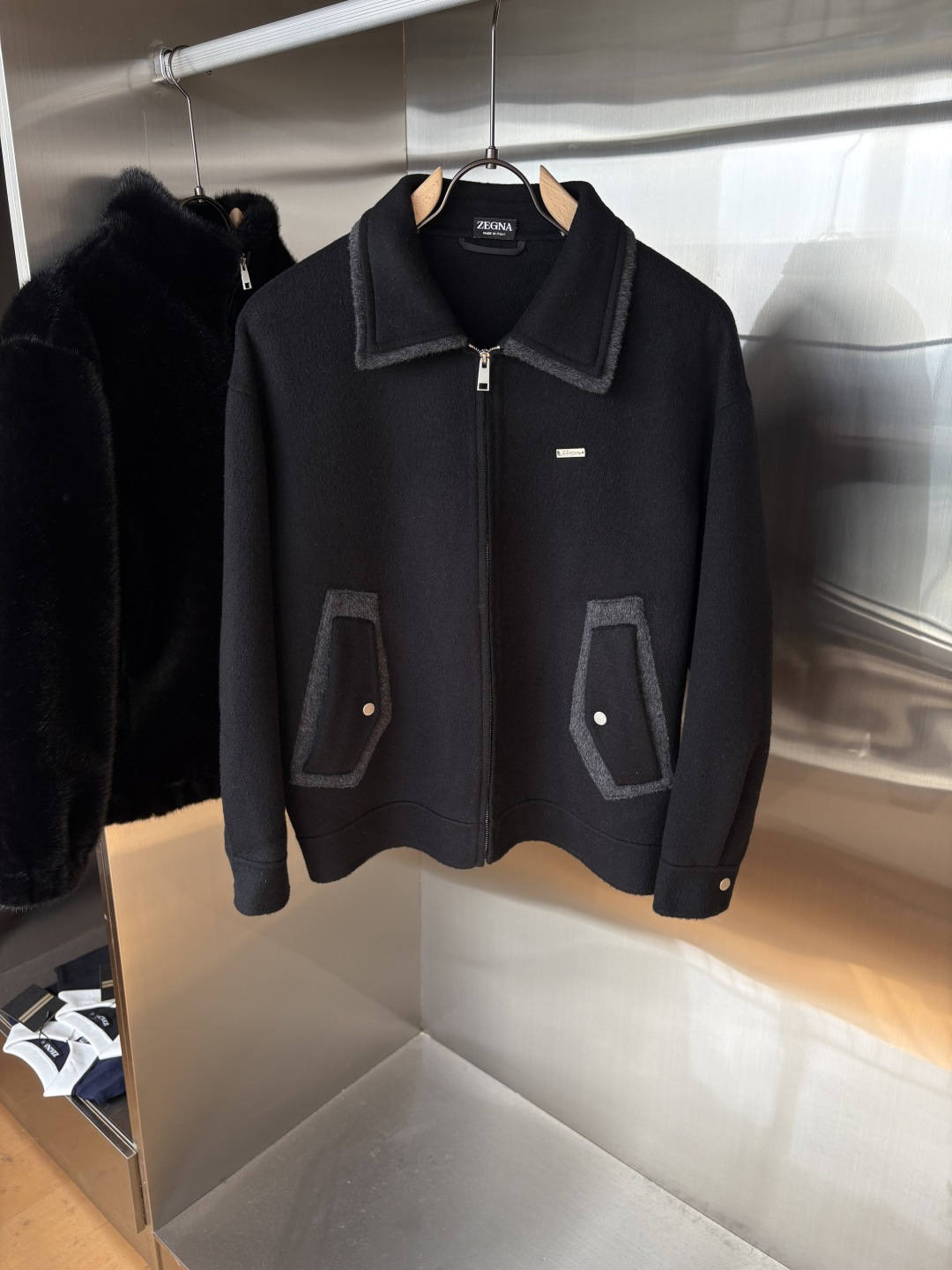 NO:655289,Jeni 25FW new autumn and winter wool coat, wool coat interprets the elegance and warmth of winter] The winter wind brings biting and chill, but it also brings fashion opportunities. When the classic herringbone pattern meets wool fabric, a unique coat emerges, adding an irresistible charm to your winter outfit.  With the herringbone texture as the design highlight, the unique pattern seems to tell the story of the years, adding a retro and literary atmosphere to the overall look. Its style is simple yet grand, and the smooth lines outline an elegant outline. Whether it is worn open to show casualness, or buttoned up to create a neat look, it can easily control various styles.  What’s even more surprising is that this coat can be worn with a stand-up collar. The stand-up collar design can not only provide warm protection for your neck in the cold wind, but also instantly enhance your aura and make you stand out from the crowd. When the cold wind blows, stand the collar high, as if you are building a warm barrier for yourself, while still maintaining a sense of fashion.  The choice of fabric is the essence of this coat. The blend of wool and cashmere combines the stiffness of wool with the softness of cashmere. Wool gives the coat good support and warmth, making it able to withstand the severe cold of winter; while the addition of cashmere makes the coat more delicate and skin-friendly to the touch, as if it is wrapped in a layer of soft clouds. This blended fabric is not only comfortable to wear, but also has a high-quality texture, showing a high-quality style.  In terms of color, we have carefully blended two classic tones, dark gray and light coffee. Dark gray is calm and restrained, suitable for you who pursue low-key luxury; light coffee is warm and soft, adding a warm color to winter. No matter what style lover you are, you can find your favorite choice in these two colors. Size M-3XL, zegna, alexander wang19860909杰尼25FW秋冬新款羊毛大衣,羊毛大衣演绎冬日的优雅与温暖】冬日的风,带着凛冽与寒意,却也吹来了时尚的契机.当经典的人字纹邂逅羊毛面料,一件别具一格的大衣应运而生,为你的冬日穿搭增添一抹难以抗拒的魅力. 以人字纹理为设计亮点,独特的纹路仿佛在诉说着岁月的故事,为整体造型增添了复古与文艺的气息.它的款式外形简约而不失大气,流畅的线条勾勒出优雅的轮廓,无论是敞开穿展现随性,还是系上扣子塑造利落感,都能轻松驾驭各种风格. 更令人惊喜的是,这款大衣可以实现立领的穿搭方式.立领的设计不仅能在寒风中为你的脖颈提供温暖的守护,还能瞬间提升气场,让你在人群中脱颖而出.当寒风乍起,将领子高高立起,仿佛为自己筑起一道温暖的屏障,同时又不失时尚感. 而面料的选择,更是这款大衣的精髓所在.羊毛与山羊绒的混纺,兼具了羊毛的挺括与山羊绒的柔软.羊毛赋予了大衣良好的支撑性和保暖性,使其能够抵御冬日的严寒；而山羊绒的加入,则让大衣在触感上更加细腻亲肤,仿佛被一层轻柔的云朵包裹.这种混纺面料不仅穿着舒适,而且质感上乘,彰显出高品质的格调. 在色彩上,我们精心调配了深灰与浅咖两种经典色调.深灰,沉稳内敛,适合追求低调奢华的你；浅咖,温暖柔和,为冬日增添一抹温馨的色彩.无论你是哪种风格爱好者,都能在这两款颜色中找到属于自己的心仪之选. 码数M-3XL,,zegna,alexander wang,Men's clothing