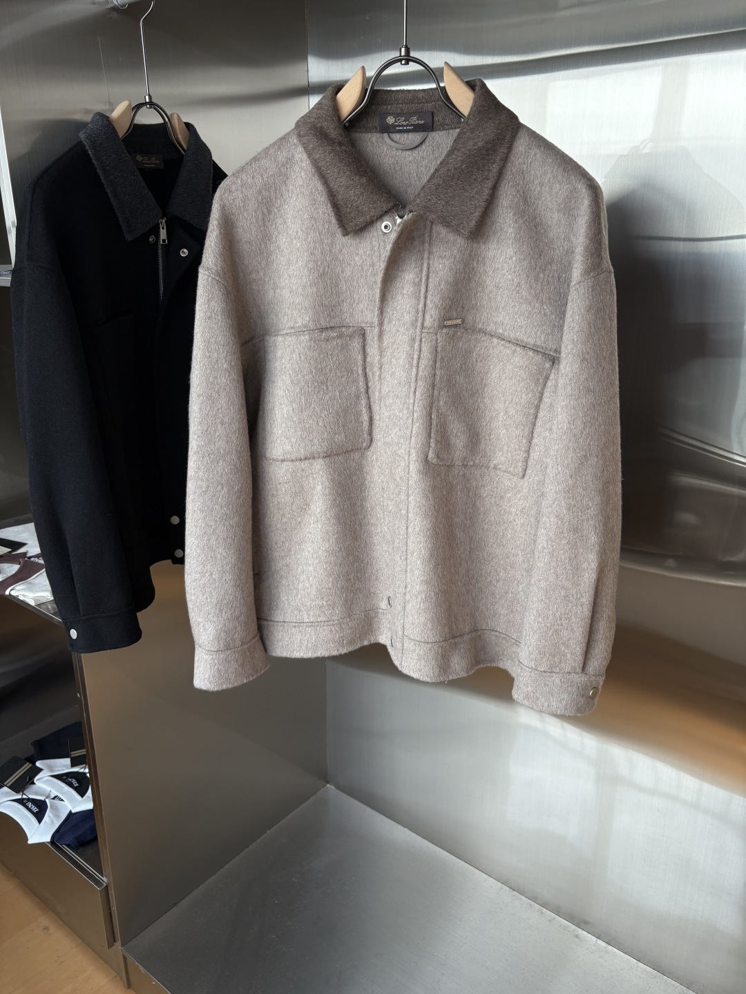 NO:655294,LFW new autumn and winter wool coat, wool coat interprets the elegance and warmth of winter] The winter wind brings biting and chill, but it also brings fashion opportunities. When the classic herringbone pattern meets wool fabric, a unique coat emerges, adding an irresistible charm to your winter outfit.  With the herringbone texture as the design highlight, the unique pattern seems to tell the story of the years, adding a retro and literary atmosphere to the overall look. Its style is simple yet grand, and the smooth lines outline an elegant outline. Whether it is worn open to show casualness, or buttoned up to create a neat look, it can easily control various styles.  What’s even more surprising is that this coat can be worn with a stand-up collar. The stand-up collar design can not only provide warm protection for your neck in the cold wind, but also instantly enhance your aura and make you stand out from the crowd. When the cold wind blows, stand the collar high, as if you are building a warm barrier for yourself, while still maintaining a sense of fashion.  The choice of fabric is the essence of this coat. The blend of wool and cashmere combines the stiffness of wool with the softness of cashmere. Wool gives the coat good support and warmth, making it able to withstand the severe cold of winter; while the addition of cashmere makes the coat more delicate and skin-friendly to the touch, as if it is wrapped in a layer of soft clouds. This blended fabric is not only comfortable to wear, but also has a high-quality texture, showing a high-quality style.  In terms of color, we have carefully blended two classic tones, dark gray and light coffee. Dark gray is calm and restrained, suitable for you who pursue low-key luxury; light coffee is warm and soft, adding a warm color to winter. No matter what style lover you are, you can find your favorite choice in these two colors. Size M-3XL, alexander wang19860909LFW秋冬新款羊毛大衣,羊毛大衣演绎冬日的优雅与温暖】冬日的风,带着凛冽与寒意,却也吹来了时尚的契机.当经典的人字纹邂逅羊毛面料,一件别具一格的大衣应运而生,为你的冬日穿搭增添一抹难以抗拒的魅力. 以人字纹理为设计亮点,独特的纹路仿佛在诉说着岁月的故事,为整体造型增添了复古与文艺的气息.它的款式外形简约而不失大气,流畅的线条勾勒出优雅的轮廓,无论是敞开穿展现随性,还是系上扣子塑造利落感,都能轻松驾驭各种风格. 更令人惊喜的是,这款大衣可以实现立领的穿搭方式.立领的设计不仅能在寒风中为你的脖颈提供温暖的守护,还能瞬间提升气场,让你在人群中脱颖而出.当寒风乍起,将领子高高立起,仿佛为自己筑起一道温暖的屏障,同时又不失时尚感. 而面料的选择,更是这款大衣的精髓所在.羊毛与山羊绒的混纺,兼具了羊毛的挺括与山羊绒的柔软.羊毛赋予了大衣良好的支撑性和保暖性,使其能够抵御冬日的严寒；而山羊绒的加入,则让大衣在触感上更加细腻亲肤,仿佛被一层轻柔的云朵包裹.这种混纺面料不仅穿着舒适,而且质感上乘,彰显出高品质的格调. 在色彩上,我们精心调配了深灰与浅咖两种经典色调.深灰,沉稳内敛,适合追求低调奢华的你；浅咖,温暖柔和,为冬日增添一抹温馨的色彩.无论你是哪种风格爱好者,都能在这两款颜色中找到属于自己的心仪之选. 码数M-3XL,,alexander wang,Men's clothing