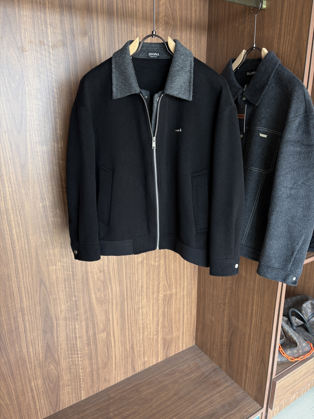 NO:690644,Jeni 25FW new autumn and winter wool coat, wool coat interprets the elegance and warmth of winter] The winter wind brings biting and chill, but it also brings fashion opportunities. When the classic herringbone pattern meets wool fabric, a unique coat emerges, adding an irresistible charm to your winter outfit.  With the herringbone texture as the design highlight, the unique pattern seems to tell the story of the years, adding a retro and literary atmosphere to the overall look. Its style is simple yet grand, and the smooth lines outline an elegant outline. Whether it is worn open to show casualness, or buttoned up to create a neat look, it can easily control various styles.  What’s even more surprising is that this coat can be worn with a stand-up collar. The stand-up collar design can not only provide warm protection for your neck in the cold wind, but also instantly enhance your aura and make you stand out from the crowd. When the cold wind blows, stand the collar high, as if you are building a warm barrier for yourself, while still maintaining a sense of fashion.  The choice of fabric is the essence of this coat. The blend of wool and cashmere combines the stiffness of wool with the softness of cashmere. Wool gives the coat good support and warmth, making it able to withstand the severe cold of winter; while the addition of cashmere makes the coat more delicate and skin-friendly to the touch, as if it is wrapped in a layer of soft clouds. This blended fabric is not only comfortable to wear, but also has a high-quality texture, showing a high-quality style.  In terms of color, we have carefully blended two classic tones, dark gray and light coffee. Dark gray is calm and restrained, suitable for you who pursue low-key luxury; light coffee is warm and soft, adding a warm color to winter. No matter what style lover you are, you can find your favorite choice in these two colors. Size M-3XL,,zegna,19860909杰尼25FW秋冬新款羊毛大衣,羊毛大衣演绎冬日的优雅与温暖】冬日的风,带着凛冽与寒意,却也吹来了时尚的契机.当经典的人字纹邂逅羊毛面料,一件别具一格的大衣应运而生,为你的冬日穿搭增添一抹难以抗拒的魅力. 以人字纹理为设计亮点,独特的纹路仿佛在诉说着岁月的故事,为整体造型增添了复古与文艺的气息.它的款式外形简约而不失大气,流畅的线条勾勒出优雅的轮廓,无论是敞开穿展现随性,还是系上扣子塑造利落感,都能轻松驾驭各种风格. 更令人惊喜的是,这款大衣可以实现立领的穿搭方式.立领的设计不仅能在寒风中为你的脖颈提供温暖的守护,还能瞬间提升气场,让你在人群中脱颖而出.当寒风乍起,将领子高高立起,仿佛为自己筑起一道温暖的屏障,同时又不失时尚感. 而面料的选择,更是这款大衣的精髓所在.羊毛与山羊绒的混纺,兼具了羊毛的挺括与山羊绒的柔软.羊毛赋予了大衣良好的支撑性和保暖性,使其能够抵御冬日的严寒；而山羊绒的加入,则让大衣在触感上更加细腻亲肤,仿佛被一层轻柔的云朵包裹.这种混纺面料不仅穿着舒适,而且质感上乘,彰显出高品质的格调. 在色彩上,我们精心调配了深灰与浅咖两种经典色调.深灰,沉稳内敛,适合追求低调奢华的你；浅咖,温暖柔和,为冬日增添一抹温馨的色彩.无论你是哪种风格爱好者,都能在这两款颜色中找到属于自己的心仪之选. 码数M-3XL,,zegna,,Men's clothing