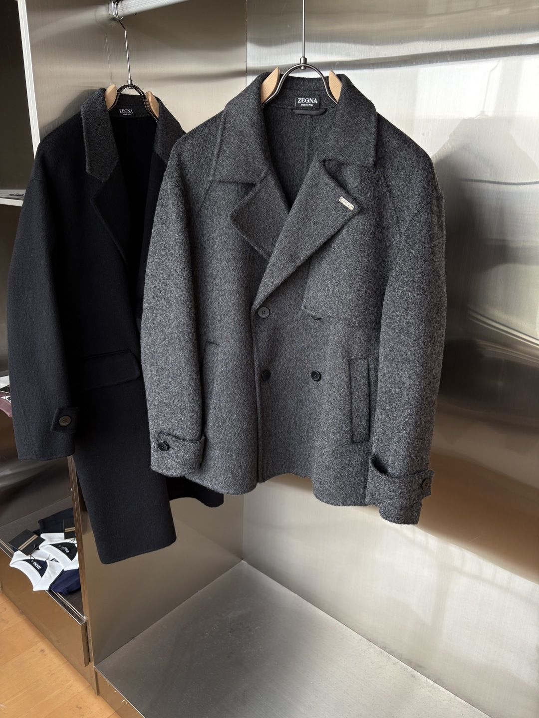 NO:655299,Jeni 25FW new autumn and winter wool coat, wool coat interprets the elegance and warmth of winter] The winter wind brings biting and chill, but it also brings fashion opportunities. When the classic herringbone pattern meets wool fabric, a unique coat emerges, adding an irresistible charm to your winter outfit.  With the herringbone texture as the design highlight, the unique pattern seems to tell the story of the years, adding a retro and literary atmosphere to the overall look. Its style is simple yet grand, and the smooth lines outline an elegant outline. Whether it is worn open to show casualness, or buttoned up to create a neat look, it can easily control various styles.  What’s even more surprising is that this coat can be worn with a stand-up collar. The stand-up collar design can not only provide warm protection for your neck in the cold wind, but also instantly enhance your aura and make you stand out from the crowd. When the cold wind blows, stand the collar high, as if you are building a warm barrier for yourself, while still maintaining a sense of fashion.  The choice of fabric is the essence of this coat. The blend of wool and cashmere combines the stiffness of wool with the softness of cashmere. Wool gives the coat good support and warmth, making it able to withstand the severe cold of winter; while the addition of cashmere makes the coat more delicate and skin-friendly to the touch, as if it is wrapped in a layer of soft clouds. This blended fabric is not only comfortable to wear, but also has a high-quality texture, showing a high-quality style.  In terms of color, we have carefully blended two classic tones, dark gray and light coffee. Dark gray is calm and restrained, suitable for you who pursue low-key luxury; light coffee is warm and soft, adding a warm color to winter. No matter what style lover you are, you can find your favorite choice in these two colors. Size M-3XL, zegna, alexander wang19860909杰尼25FW秋冬新款羊毛大衣,羊毛大衣演绎冬日的优雅与温暖】冬日的风,带着凛冽与寒意,却也吹来了时尚的契机.当经典的人字纹邂逅羊毛面料,一件别具一格的大衣应运而生,为你的冬日穿搭增添一抹难以抗拒的魅力. 以人字纹理为设计亮点,独特的纹路仿佛在诉说着岁月的故事,为整体造型增添了复古与文艺的气息.它的款式外形简约而不失大气,流畅的线条勾勒出优雅的轮廓,无论是敞开穿展现随性,还是系上扣子塑造利落感,都能轻松驾驭各种风格. 更令人惊喜的是,这款大衣可以实现立领的穿搭方式.立领的设计不仅能在寒风中为你的脖颈提供温暖的守护,还能瞬间提升气场,让你在人群中脱颖而出.当寒风乍起,将领子高高立起,仿佛为自己筑起一道温暖的屏障,同时又不失时尚感. 而面料的选择,更是这款大衣的精髓所在.羊毛与山羊绒的混纺,兼具了羊毛的挺括与山羊绒的柔软.羊毛赋予了大衣良好的支撑性和保暖性,使其能够抵御冬日的严寒；而山羊绒的加入,则让大衣在触感上更加细腻亲肤,仿佛被一层轻柔的云朵包裹.这种混纺面料不仅穿着舒适,而且质感上乘,彰显出高品质的格调. 在色彩上,我们精心调配了深灰与浅咖两种经典色调.深灰,沉稳内敛,适合追求低调奢华的你；浅咖,温暖柔和,为冬日增添一抹温馨的色彩.无论你是哪种风格爱好者,都能在这两款颜色中找到属于自己的心仪之选. 码数M-3XL,,zegna,alexander wang,Men's clothing