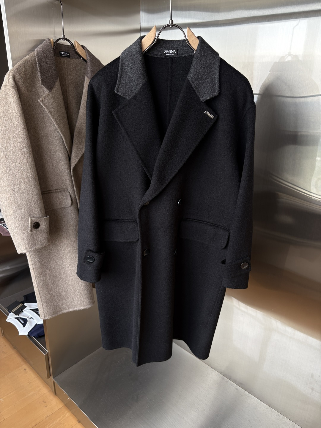 NO:655306,Jeni 25FW new autumn and winter wool coat, wool coat interprets the elegance and warmth of winter] The winter wind brings biting and chill, but it also brings fashion opportunities. When the classic herringbone pattern meets wool fabric, a unique coat emerges, adding an irresistible charm to your winter outfit.  With the herringbone texture as the design highlight, the unique pattern seems to tell the story of the years, adding a retro and literary atmosphere to the overall look. Its style is simple yet grand, and the smooth lines outline an elegant outline. Whether it is worn open to show casualness, or buttoned up to create a neat look, it can easily control various styles.  What’s even more surprising is that this coat can be worn with a stand-up collar. The stand-up collar design can not only provide warm protection for your neck in the cold wind, but also instantly enhance your aura and make you stand out from the crowd. When the cold wind blows, stand the collar high, as if you are building a warm barrier for yourself, while still maintaining a sense of fashion.  The choice of fabric is the essence of this coat. The blend of wool and cashmere combines the stiffness of wool with the softness of cashmere. Wool gives the coat good support and warmth, making it able to withstand the severe cold of winter; while the addition of cashmere makes the coat more delicate and skin-friendly to the touch, as if it is wrapped in a layer of soft clouds. This blended fabric is not only comfortable to wear, but also has a high-quality texture, showing a high-quality style.  In terms of color, we have carefully blended two classic tones, dark gray and light coffee. Dark gray is calm and restrained, suitable for you who pursue low-key luxury; light coffee is warm and soft, adding a warm color to winter. No matter what style lover you are, you can find your favorite choice in these two colors. Size M-3XL, zegna, alexander wang19860909杰尼25FW秋冬新款羊毛大衣,羊毛大衣演绎冬日的优雅与温暖】冬日的风,带着凛冽与寒意,却也吹来了时尚的契机.当经典的人字纹邂逅羊毛面料,一件别具一格的大衣应运而生,为你的冬日穿搭增添一抹难以抗拒的魅力. 以人字纹理为设计亮点,独特的纹路仿佛在诉说着岁月的故事,为整体造型增添了复古与文艺的气息.它的款式外形简约而不失大气,流畅的线条勾勒出优雅的轮廓,无论是敞开穿展现随性,还是系上扣子塑造利落感,都能轻松驾驭各种风格. 更令人惊喜的是,这款大衣可以实现立领的穿搭方式.立领的设计不仅能在寒风中为你的脖颈提供温暖的守护,还能瞬间提升气场,让你在人群中脱颖而出.当寒风乍起,将领子高高立起,仿佛为自己筑起一道温暖的屏障,同时又不失时尚感. 而面料的选择,更是这款大衣的精髓所在.羊毛与山羊绒的混纺,兼具了羊毛的挺括与山羊绒的柔软.羊毛赋予了大衣良好的支撑性和保暖性,使其能够抵御冬日的严寒；而山羊绒的加入,则让大衣在触感上更加细腻亲肤,仿佛被一层轻柔的云朵包裹.这种混纺面料不仅穿着舒适,而且质感上乘,彰显出高品质的格调. 在色彩上,我们精心调配了深灰与浅咖两种经典色调.深灰,沉稳内敛,适合追求低调奢华的你；浅咖,温暖柔和,为冬日增添一抹温馨的色彩.无论你是哪种风格爱好者,都能在这两款颜色中找到属于自己的心仪之选. 码数M-3XL,,zegna,alexander wang,Men's clothing