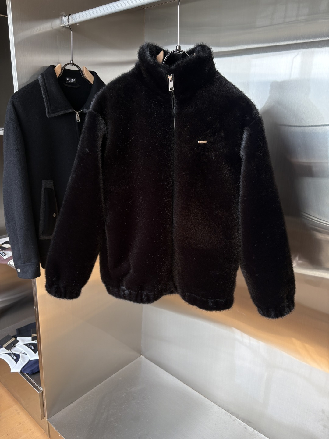 NO:655304,L Mink Goose Down Jacket Thick Warm Goose Down Jacket No pressure at minus 30 degrees. This Praz down jacket adopts black mink design, simple yet elegant. Its unique drawstring hood design not only adds a sense of fashion, but also provides the wearer with additional warmth in the cold wind. The short cut highlights the sophistication and neatness of men. The jacket is made of customized elastic knitted thick thermal fabric, which not only has excellent warmth retention performance, but also has good elasticity and wear resistance.  Sex. The customized knitting process makes the fabric tighter and effectively prevents the intrusion of cold air. The interior is filled with high-quality 90 white goose down to ensure the warm performance of the jacket. The main color is black, making the jacket more classic and versatile. It can be easily matched with a fashionable look whether in formal occasions or leisure time. Its custom-made elastic knitted thick warm fabric and unique design style make it stand out among many down jackets and become the first choice item for men in autumn and winter.  Size M-3XL,,prada,jackets & coats,jackets & coats,down jacket,hats,alexander wang19860909L水貂鹅绒服厚款保暖鹅绒服 零下30度毫无压力这款Praz羽绒夹克采用黑色水貂设计,简约而不失大气.其独特的抽绳风帽设计,不仅增添了时尚感 ,还能在寒风中为佩戴者提供额外的保暖效果.短款剪裁更是凸显男性的干练与利落. 外套采用定制弹力针织厚实保暖面料,这种面料不仅具有出色的保暖性能,还具有较好的弹性和耐磨 性.定制的针织工艺使得面料更加紧密,有效防止冷空气的侵入. 内里采用高质量的90白鹅羽绒填充,保证了外套的保暖性能 以黑色为主色调,使得外套更加经典百搭.无论是在正式场合还是休闲时光,都能轻松搭配出时尚的造型.其定制弹力针织厚实保暖面料和独特的设计风格使得它在众多羽绒外套中脱颖而出,成为男性 秋冬季节的首选单品 尺码M-3XL,,prada,jackets & coats,jackets & coats,down jacket,hats,alexander wang,Men's clothing