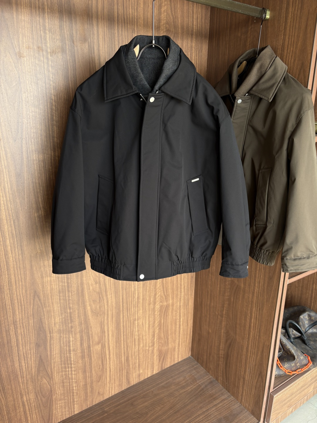 NO:690646,Lp counter duck down latest Italian old money style ~ comfortable and breathable hunting jacket down jacket, top quality products from the channel, very high-end business casual style, Italian old money style family autumn and winter new style, suitable for commuting and leisure,  The placket zipper adopts the design of double zipper pullers, which can be easily recessed. The design of the stand-up collar makes it more urban elite style. The side pockets are slanted, which is beautiful and practical. The custom-made high-woven vertical stripes and high-density cupro fiber lining are close-fitting, smooth and delicate. Customized original hardware zippers and labels are provided to highlight the quality control of high-luxury channels through details!  Size M-3XL,,loro piana,jackets & coats,jackets & coats,down jacket,19860909Lp专柜鸭绒最新款意式老钱风~舒适透气猎装夹克羽绒外套,渠道顶级牛货,很高级的商务休闲风,意式老钱风家族秋冬新款,可通勤休闲的一款, 襟拉链采用双拉链头的设计,可轻松凹造型,立领的设计示,更显都市精英风范,侧面斜插口袋,美观又实用,定制高织竖条纹高密铜氨纤维衬里,贴身爽滑细腻,客供定制原厂五金拉链,标唛,透过细节彰显出高奢渠道品控质感！ 码数M-3XL,,loro piana,jackets & coats,jackets & coats,down jacket,,Men's clothing