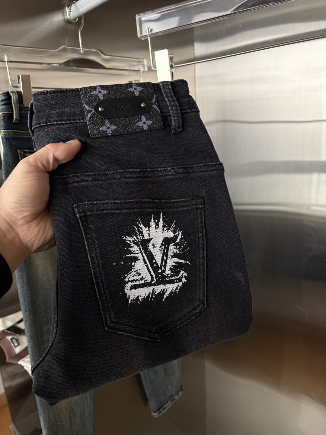 NO:654182,2025 Autumn and Winter Design Recommendations at the Counter Best Selling Jeans with Soft Skin Friendly Fabric Luxurious First Layer Cowhide Waist Tag Classic Blue Wash Limited Edition at the Counter Luxurious Customized Fabrics Craftsmanship + Washing Foreign Trade Quality and Detailed Processing Fully Perfect This Color is Absolutely Loved at the Counter Autumn and Winter Hot Selling Pre-sale Sold Out Popular Single Color Versatile Flavor Stretch Slim Small Straight Pants Type Size.29-38 No 35; 37 Size  FFF001,,jeans,cowhide,alexander wang19860909专柜2025秋冬设计推荐 热卖牛仔裤柔软亲肤面料 奢华头层牛皮腰牌 经典蓝洗水 专柜限量款 奢华感订制面料 工艺+洗水外贸品质感细节处理满满到位 这颜色绝对爱了爱了专柜秋冬热卖预售即售完款爆单款色系百搭大牛味 弹力修身小直筒裤型 尺码.29-38 无35；37码 FFF001,,jeans,cowhide,alexander wang,Men's clothing