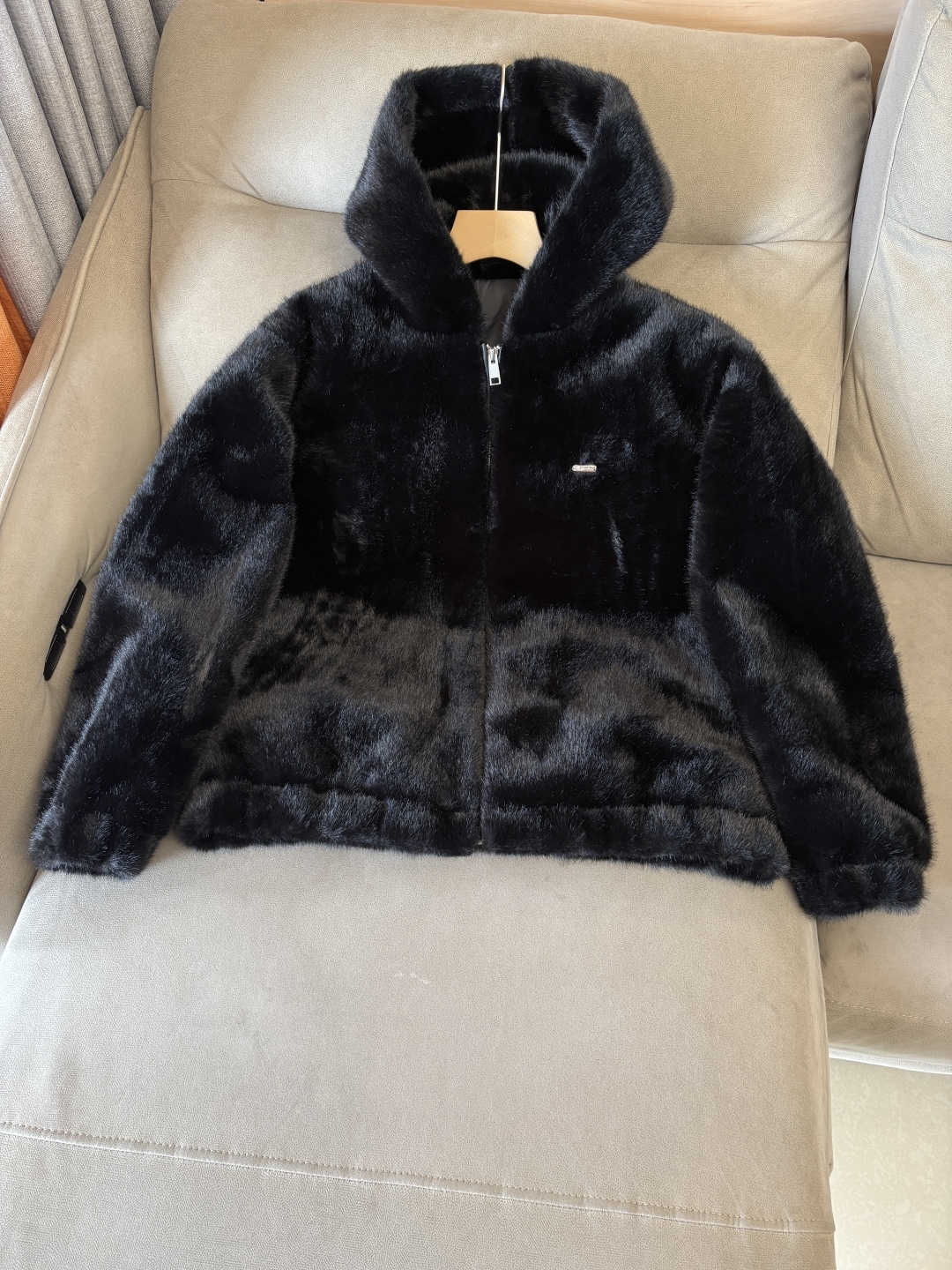 NO:681642,L Mink Goose Down Jacket Thick Warm Goose Down Jacket No pressure at minus 30 degrees. This Praz down jacket adopts black mink design, simple yet elegant. Its unique drawstring hood design not only adds a sense of fashion, but also provides the wearer with additional warmth in the cold wind. The short cut highlights the sophistication and neatness of men. The jacket is made of customized elastic knitted thick thermal fabric, which not only has excellent warmth retention performance, but also has good elasticity and wear resistance.  Sex. The customized knitting process makes the fabric tighter and effectively prevents the intrusion of cold air. The interior is filled with high-quality 90 white goose down to ensure the warm performance of the jacket. The main color is black, making the jacket more classic and versatile. It can be easily matched with a fashionable look whether in formal occasions or leisure time. Its custom-made elastic knitted thick warm fabric and unique design style make it stand out among many down jackets and become the first choice item for men in autumn and winter.  Size M-3XL,,prada,jackets & coats,jackets & coats,down jacket,hats,19860909L水貂鹅绒服厚款保暖鹅绒服 零下30度毫无压力这款Praz羽绒夹克采用黑色水貂设计,简约而不失大气.其独特的抽绳风帽设计,不仅增添了时尚感 ,还能在寒风中为佩戴者提供额外的保暖效果.短款剪裁更是凸显男性的干练与利落. 外套采用定制弹力针织厚实保暖面料,这种面料不仅具有出色的保暖性能,还具有较好的弹性和耐磨 性.定制的针织工艺使得面料更加紧密,有效防止冷空气的侵入. 内里采用高质量的90白鹅羽绒填充,保证了外套的保暖性能 以黑色为主色调,使得外套更加经典百搭.无论是在正式场合还是休闲时光,都能轻松搭配出时尚的造型.其定制弹力针织厚实保暖面料和独特的设计风格使得它在众多羽绒外套中脱颖而出,成为男性 秋冬季节的首选单品 尺码M-3XL,,prada,jackets & coats,jackets & coats,down jacket,hats,,Men's clothing