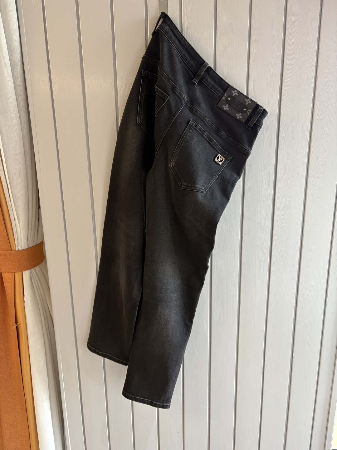 NO:682221,Recommended designs for autumn and winter at the counter. Best-selling jeans with soft skin-friendly fabrics. Luxurious first-layer cowhide waist tags. Classic blue wash. Limited edition at the counter. Luxurious custom-made fabrics. Craftsmanship + washing. Foreign trade quality and detail processing. I absolutely love this color. I absolutely love it. Hot sale in the counter for autumn and winter. Pre-sale. Sold out. Hot single color. Versatile and stylish. Stretchy slim straight pants. Size.29-38. No 35; 37 size.  FFF001,,jeans,cowhide,19860909专柜秋冬设计推荐 热卖牛仔裤柔软亲肤面料 奢华头层牛皮腰牌 经典蓝洗水 专柜限量款 奢华感订制面料 工艺+洗水外贸品质感细节处理满满到位 这颜色绝对爱了爱了专柜秋冬热卖预售即售完款爆单款色系百搭大牛味 弹力修身小直筒裤型 尺码.29-38 无35；37码 FFF001,,jeans,cowhide,,Men's clothing