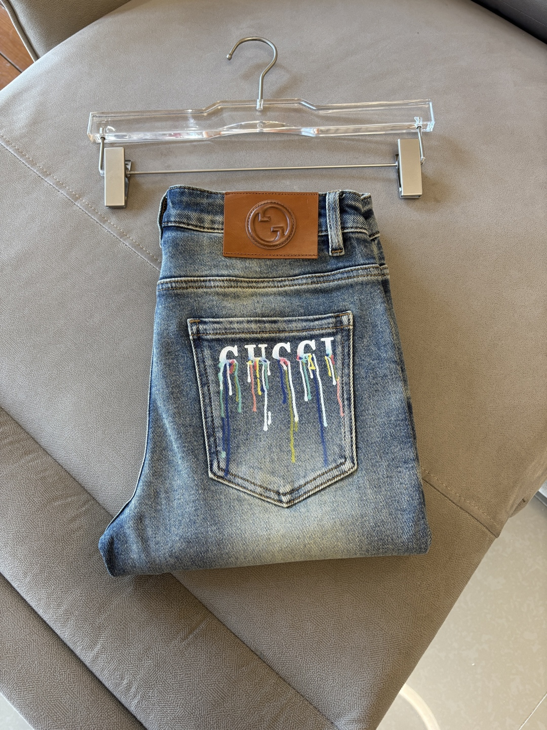 NO:745167,2025 Autumn and Winter Design Recommendations at the Counter Best Selling Jeans with Soft Skin Friendly Fabric Luxurious First Layer Cowhide Waist Tag Classic Blue Wash Limited Edition at the Counter Luxurious Customized Fabrics Craftsmanship + Washing Foreign Trade Quality and Detailed Processing Fully Perfect This Color is Absolutely Loved at the Counter Autumn and Winter Hot Selling Pre-sale Sold Out Popular Single Color Versatile Flavor Stretch Slim Small Straight Pants Type Size.29-38 No 35; 37 Size  FFF001,,jeans,cowhide,19860909专柜2025秋冬设计推荐 热卖牛仔裤柔软亲肤面料 奢华头层牛皮腰牌 经典蓝洗水 专柜限量款 奢华感订制面料 工艺+洗水外贸品质感细节处理满满到位 这颜色绝对爱了爱了专柜秋冬热卖预售即售完款爆单款色系百搭大牛味 弹力修身小直筒裤型 尺码.29-38 无35；37码 FFF001,,jeans,cowhide,,Men's clothing