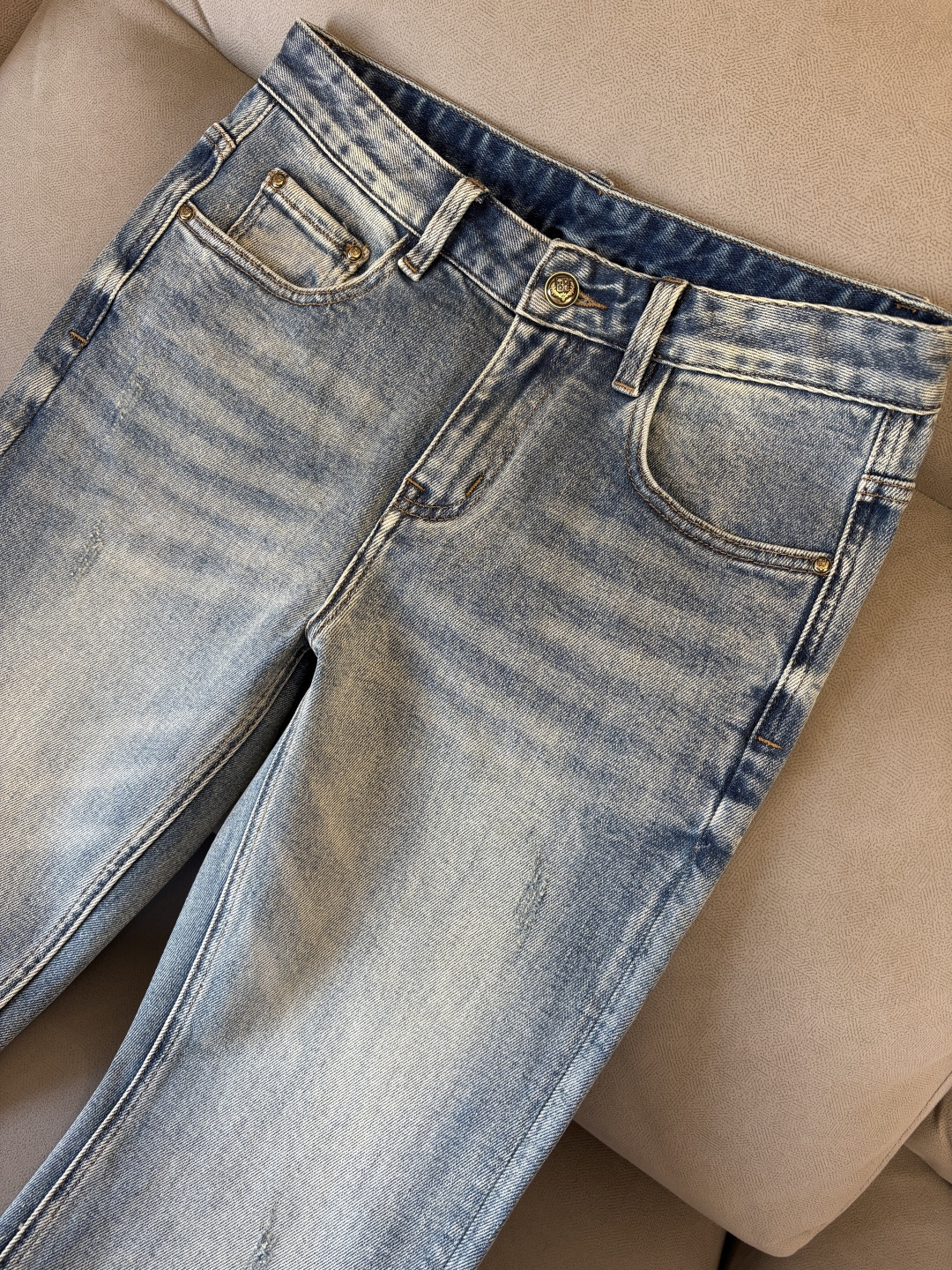 🌾退换🔥专柜🆕2025秋冬设计推荐 热卖牛仔裤🆕柔软亲肤面料 奢华头层牛皮腰牌 经典蓝洗水 专柜限量款 