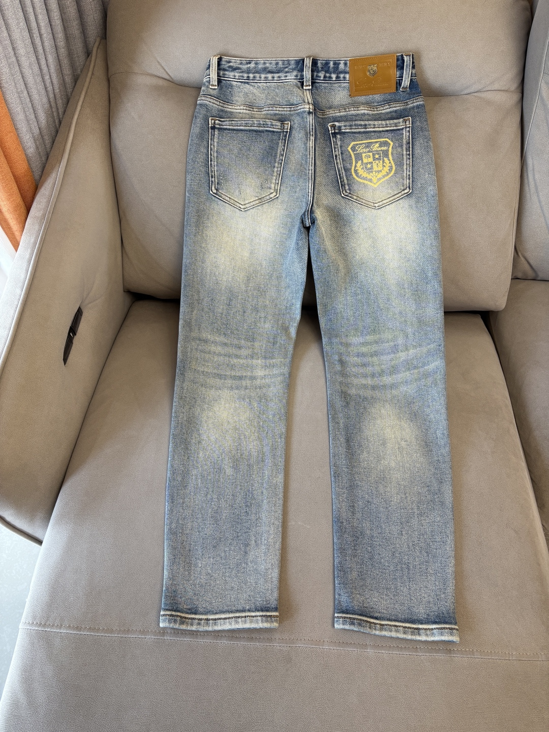 🌾退换🔥专柜🆕2025秋冬设计推荐 热卖牛仔裤🆕柔软亲肤面料 奢华头层牛皮腰牌 经典蓝洗水 专柜限量款 