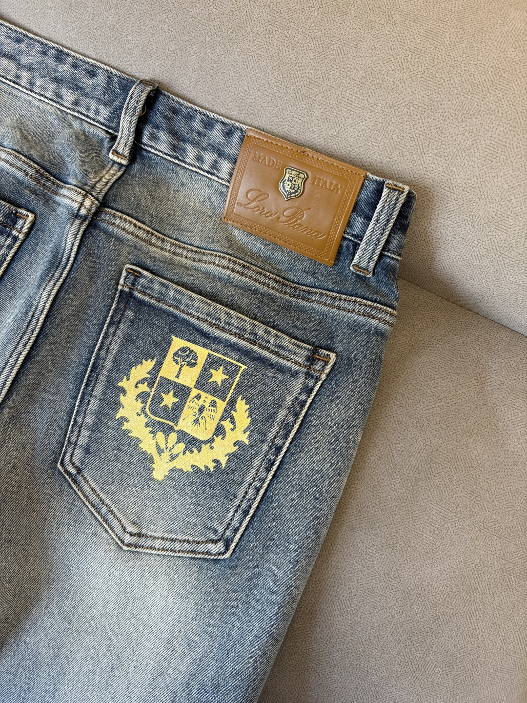 🌾退换🔥专柜🆕2025秋冬设计推荐 热卖牛仔裤🆕柔软亲肤面料 奢华头层牛皮腰牌 经典蓝洗水 专柜限量款 