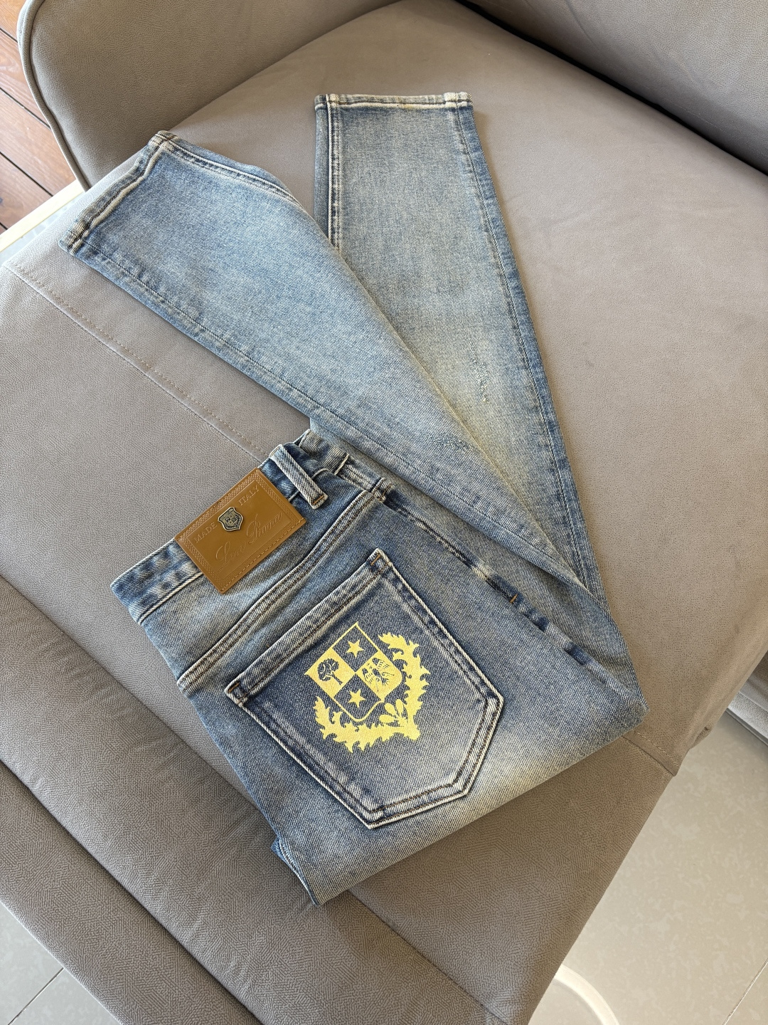 🌾退换🔥专柜🆕2025秋冬设计推荐 热卖牛仔裤🆕柔软亲肤面料 奢华头层牛皮腰牌 经典蓝洗水 专柜限量款 