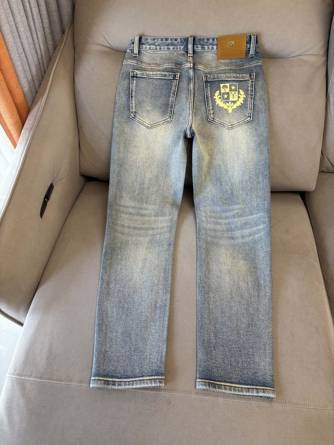 🌾退换🔥专柜🆕2025秋冬设计推荐 热卖牛仔裤🆕柔软亲肤面料 奢华头层牛皮腰牌 经典蓝洗水 专柜限量款 