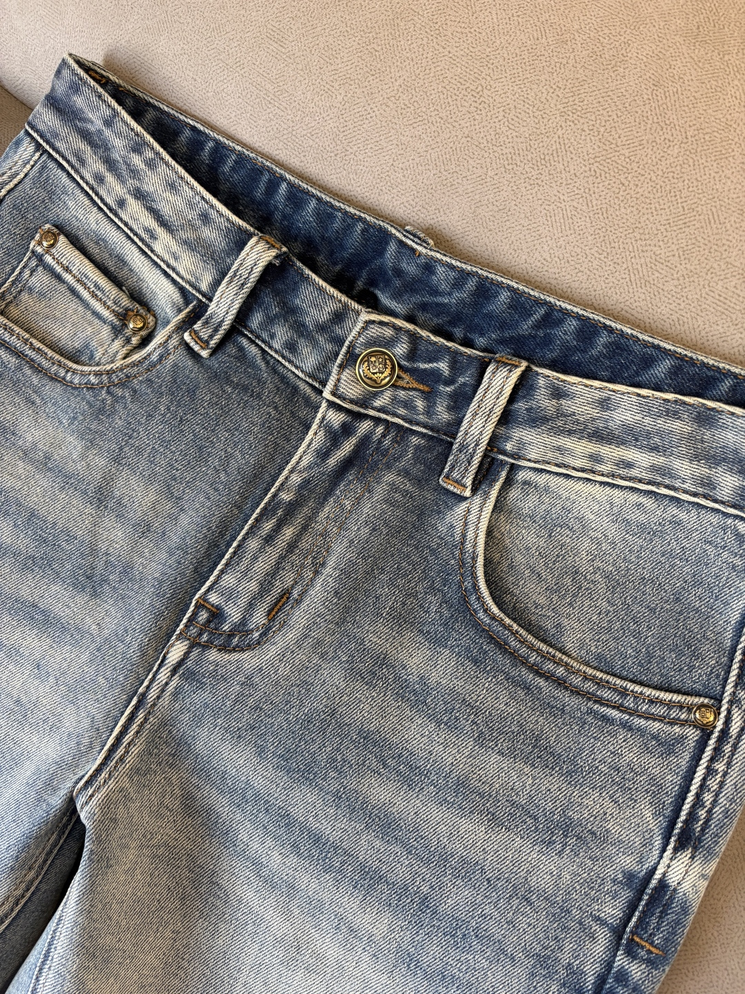 🌾退换🔥专柜🆕2025秋冬设计推荐 热卖牛仔裤🆕柔软亲肤面料 奢华头层牛皮腰牌 经典蓝洗水 专柜限量款 