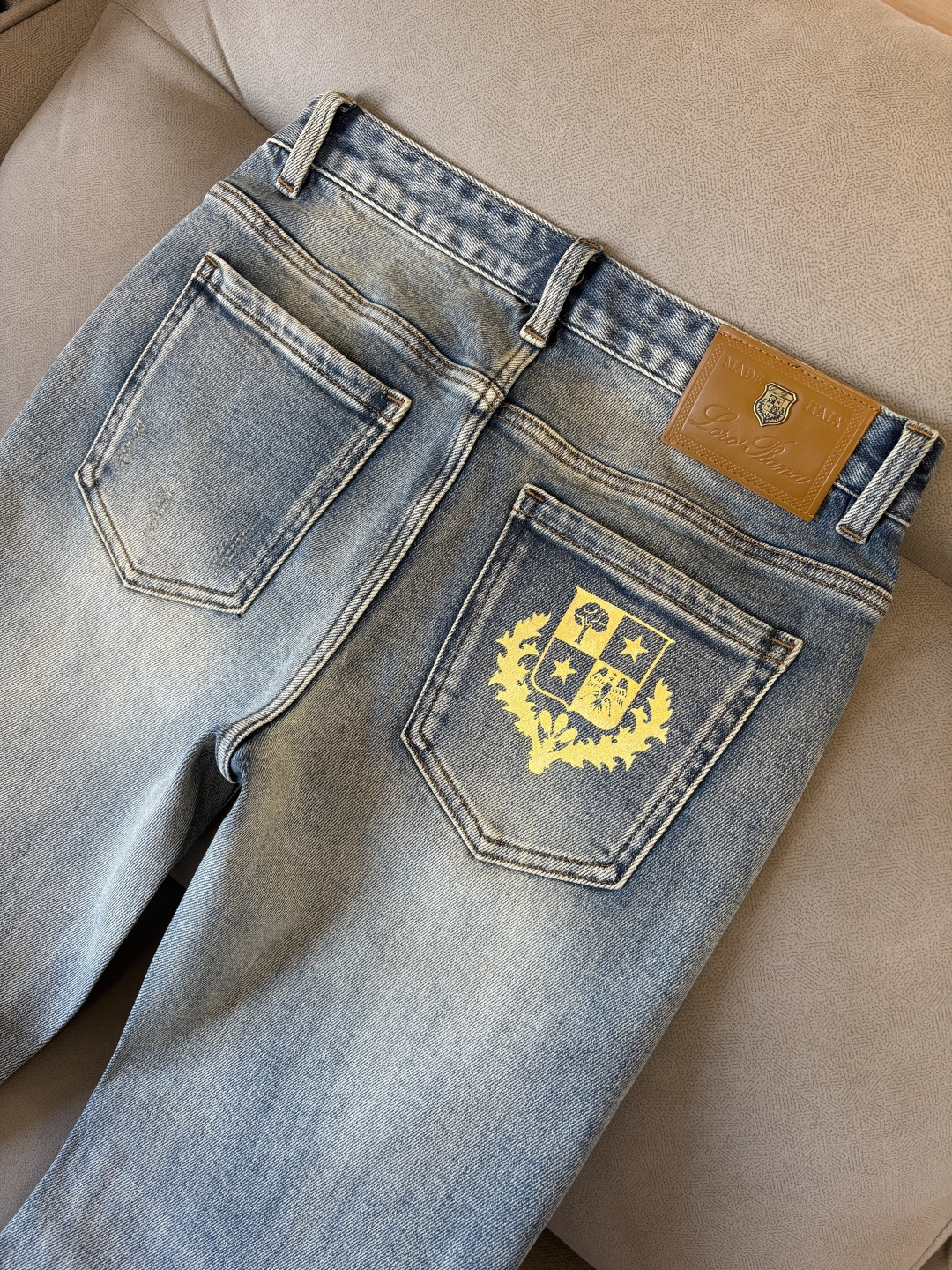 🌾退换🔥专柜🆕2025秋冬设计推荐 热卖牛仔裤🆕柔软亲肤面料 奢华头层牛皮腰牌 经典蓝洗水 专柜限量款 
