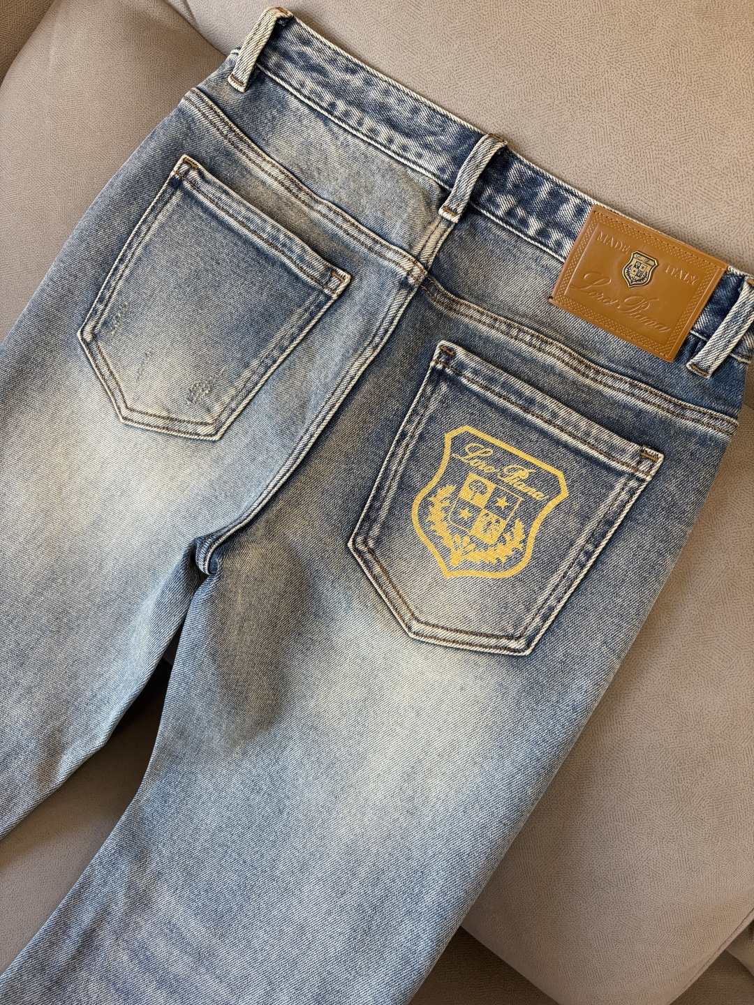 🌾退换🔥专柜🆕2025秋冬设计推荐 热卖牛仔裤🆕柔软亲肤面料 奢华头层牛皮腰牌 经典蓝洗水 专柜限量款 