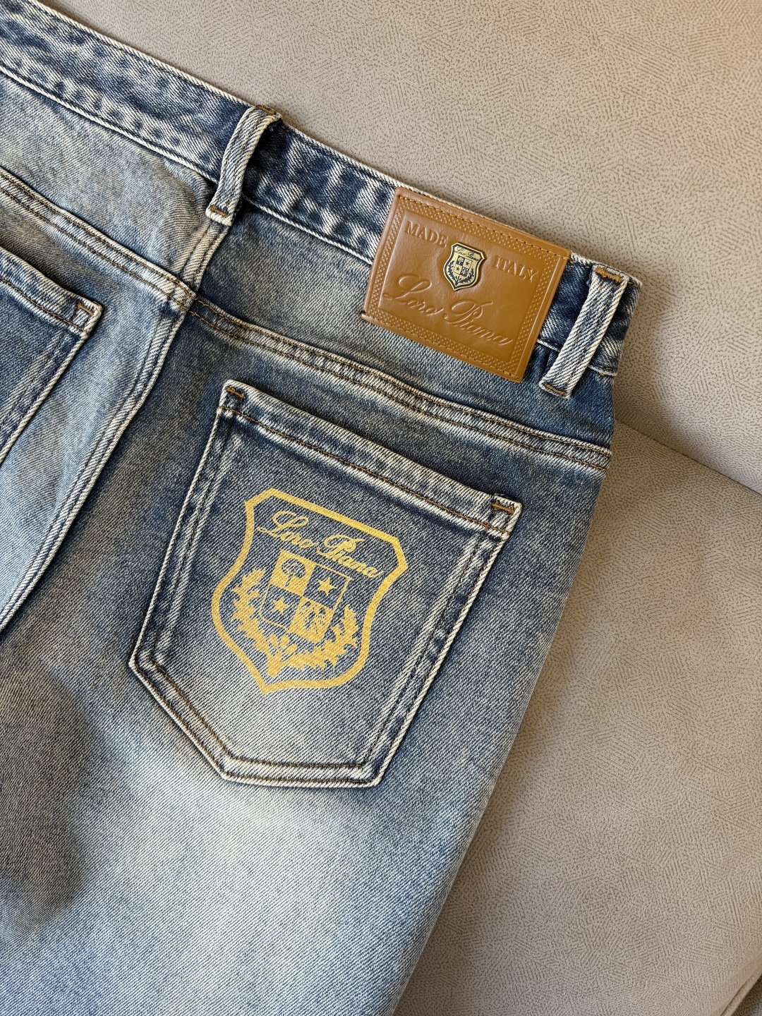 🌾退换🔥专柜🆕2025秋冬设计推荐 热卖牛仔裤🆕柔软亲肤面料 奢华头层牛皮腰牌 经典蓝洗水 专柜限量款 