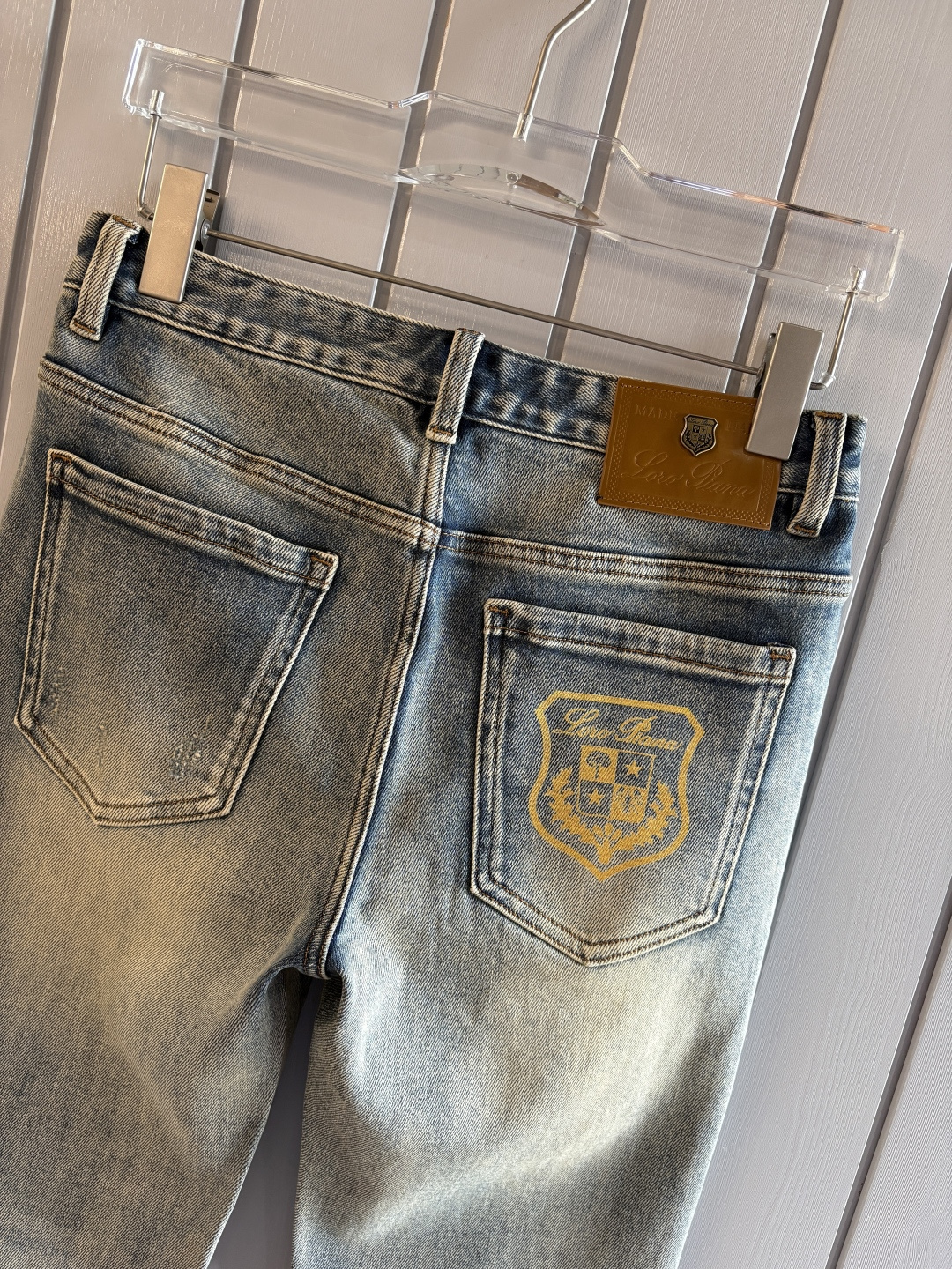 🌾退换🔥专柜🆕2025秋冬设计推荐 热卖牛仔裤🆕柔软亲肤面料 奢华头层牛皮腰牌 经典蓝洗水 专柜限量款 