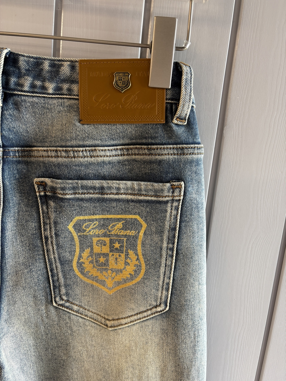 🌾退换🔥专柜🆕2025秋冬设计推荐 热卖牛仔裤🆕柔软亲肤面料 奢华头层牛皮腰牌 经典蓝洗水 专柜限量款 