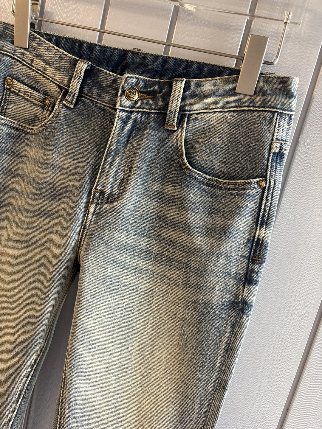 🌾退换🔥专柜🆕2025秋冬设计推荐 热卖牛仔裤🆕柔软亲肤面料 奢华头层牛皮腰牌 经典蓝洗水 专柜限量款 