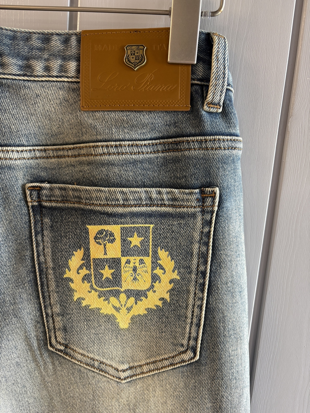 🌾退换🔥专柜🆕2025秋冬设计推荐 热卖牛仔裤🆕柔软亲肤面料 奢华头层牛皮腰牌 经典蓝洗水 专柜限量款 