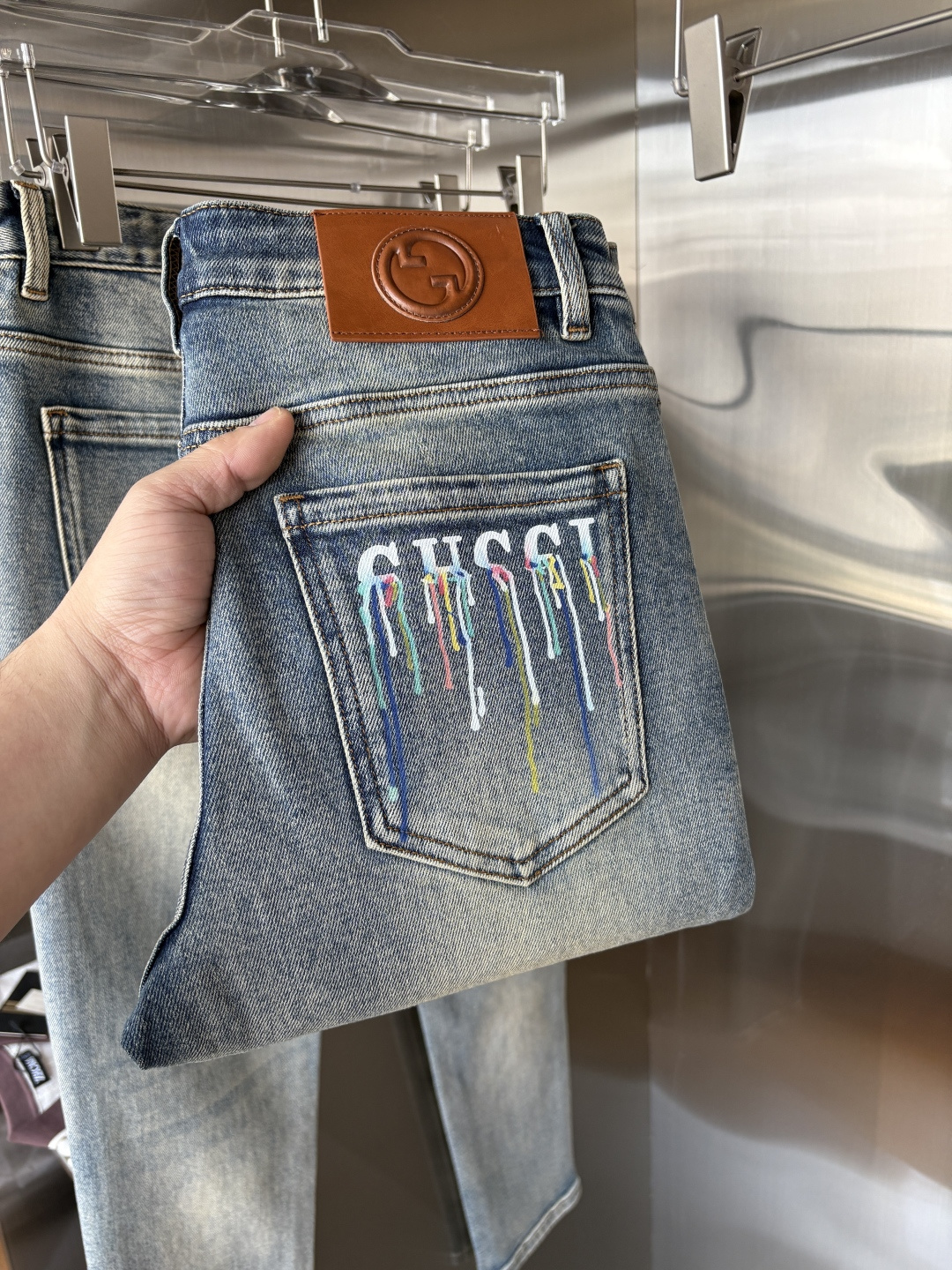 NO:712362,Recommended designs for autumn and winter at the counter. Best-selling jeans with soft skin-friendly fabrics. Luxurious first-layer cowhide waist tags. Classic blue wash. Limited edition at the counter. Luxurious custom-made fabrics. Craftsmanship + washing. Foreign trade quality and detail processing. I absolutely love this color. I absolutely love it. Hot sale in the counter for autumn and winter. Pre-sale. Sold out. Hot single color. Versatile and stylish. Stretchy slim straight pants. Size.29-38. No 35; 37 size.  FFF001,,jeans,cowhide,19860909专柜秋冬设计推荐 热卖牛仔裤柔软亲肤面料 奢华头层牛皮腰牌 经典蓝洗水 专柜限量款 奢华感订制面料 工艺+洗水外贸品质感细节处理满满到位 这颜色绝对爱了爱了专柜秋冬热卖预售即售完款爆单款色系百搭大牛味 弹力修身小直筒裤型 尺码.29-38 无35；37码 FFF001,,jeans,cowhide,,Men's clothing