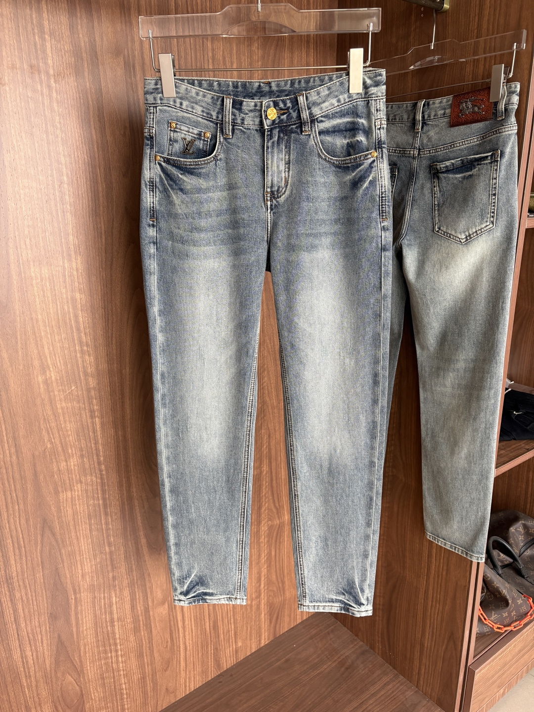 专柜🆕2026春夏设计推荐 热卖牛仔裤🆕柔软亲肤面料 奢华头层牛皮腰牌 经典蓝洗水 专柜限量款 奢华感订
