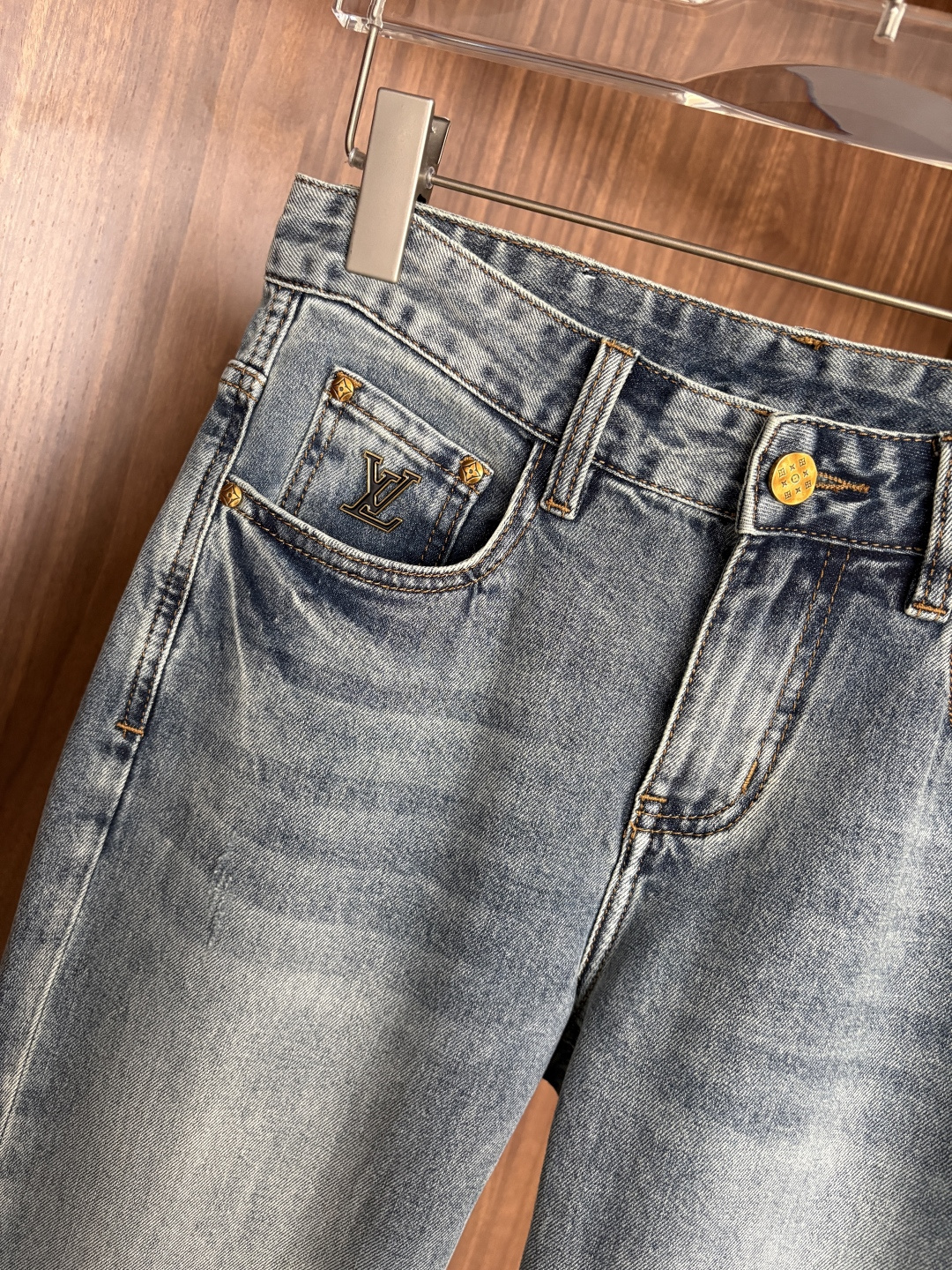 专柜🆕2026春夏设计推荐 热卖牛仔裤🆕柔软亲肤面料 奢华头层牛皮腰牌 经典蓝洗水 专柜限量款 奢华感订