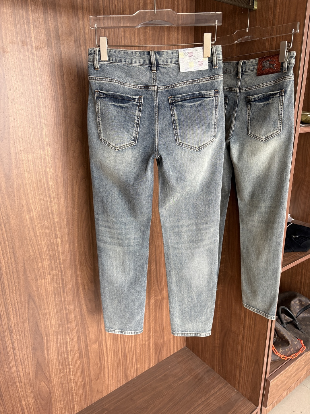 专柜🆕2026春夏设计推荐 热卖牛仔裤🆕柔软亲肤面料 奢华头层牛皮腰牌 经典蓝洗水 专柜限量款 奢华感订