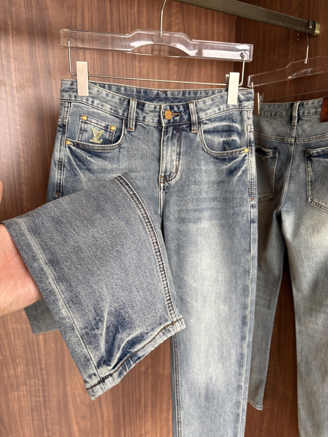 专柜🆕2026春夏设计推荐 热卖牛仔裤🆕柔软亲肤面料 奢华头层牛皮腰牌 经典蓝洗水 专柜限量款 奢华感订