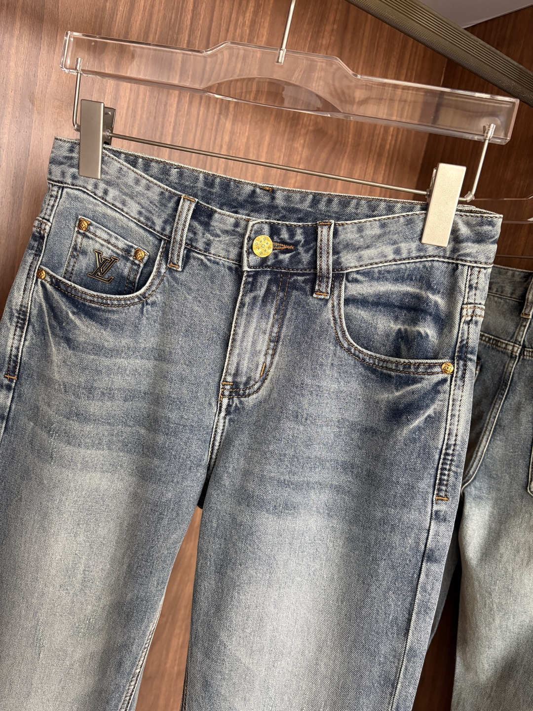 专柜🆕2026春夏设计推荐 热卖牛仔裤🆕柔软亲肤面料 奢华头层牛皮腰牌 经典蓝洗水 专柜限量款 奢华感订