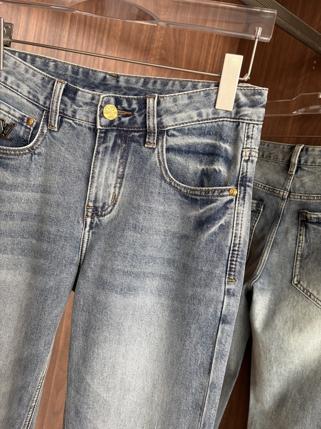 专柜🆕2026春夏设计推荐 热卖牛仔裤🆕柔软亲肤面料 奢华头层牛皮腰牌 经典蓝洗水 专柜限量款 奢华感订