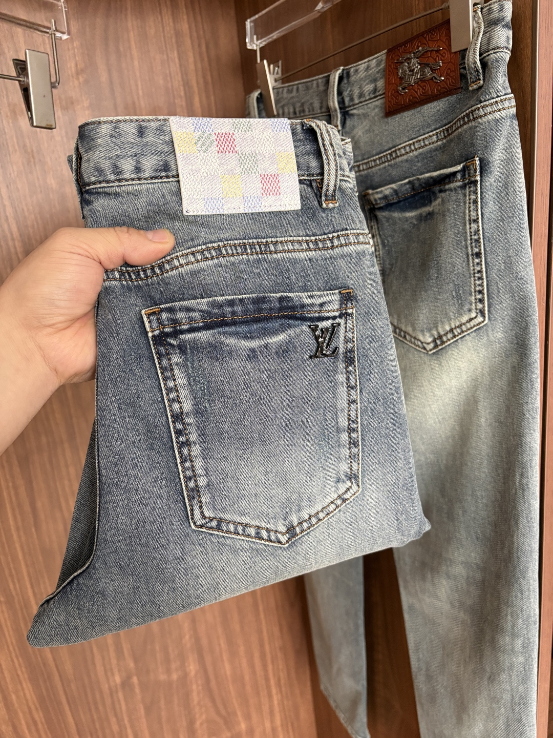 专柜🆕2026春夏设计推荐 热卖牛仔裤🆕柔软亲肤面料 奢华头层牛皮腰牌 经典蓝洗水 专柜限量款 奢华感订