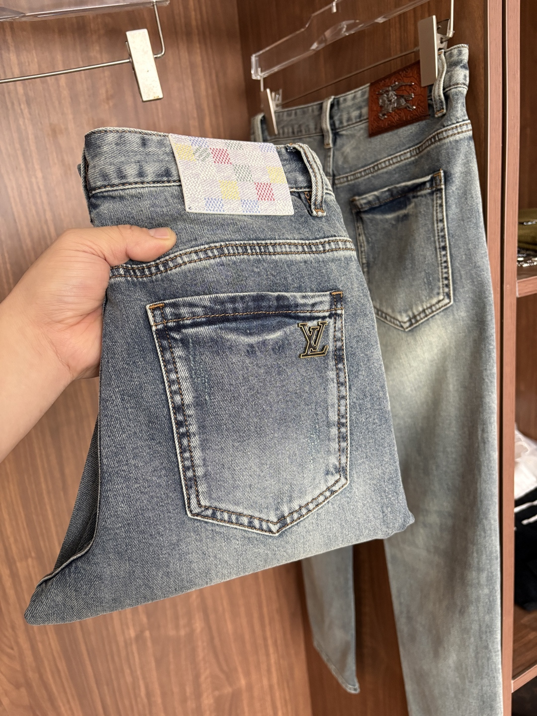 专柜🆕2026春夏设计推荐 热卖牛仔裤🆕柔软亲肤面料 奢华头层牛皮腰牌 经典蓝洗水 专柜限量款 奢华感订