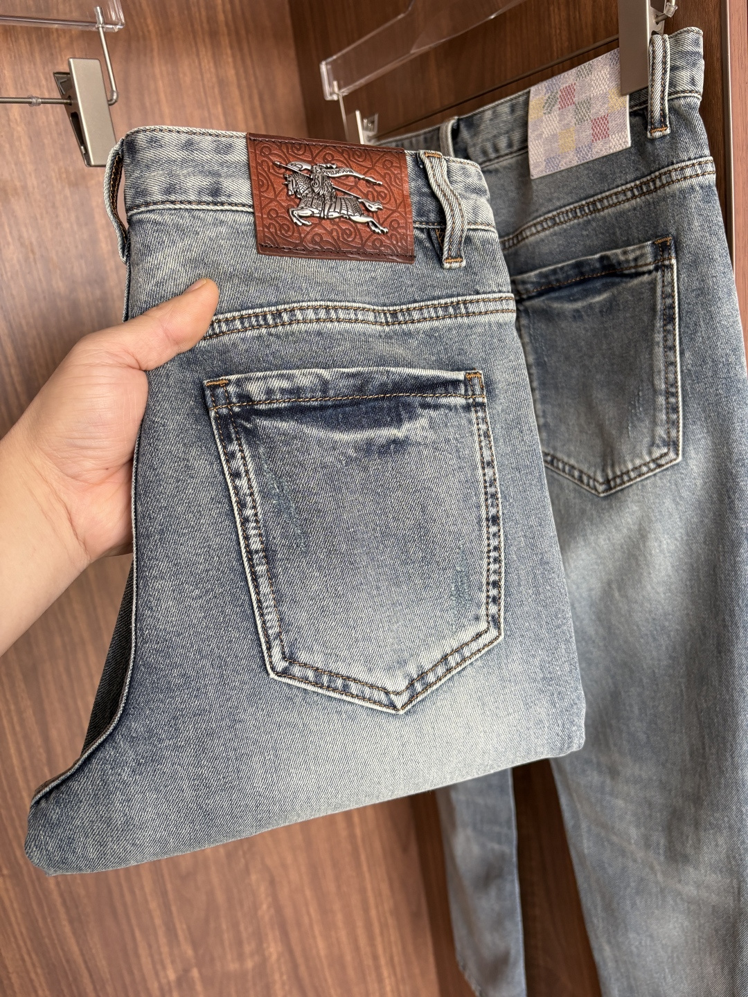 专柜🆕2026春夏设计推荐 热卖牛仔裤🆕柔软亲肤面料 奢华头层牛皮腰牌 经典蓝洗水 专柜限量款 奢华感订