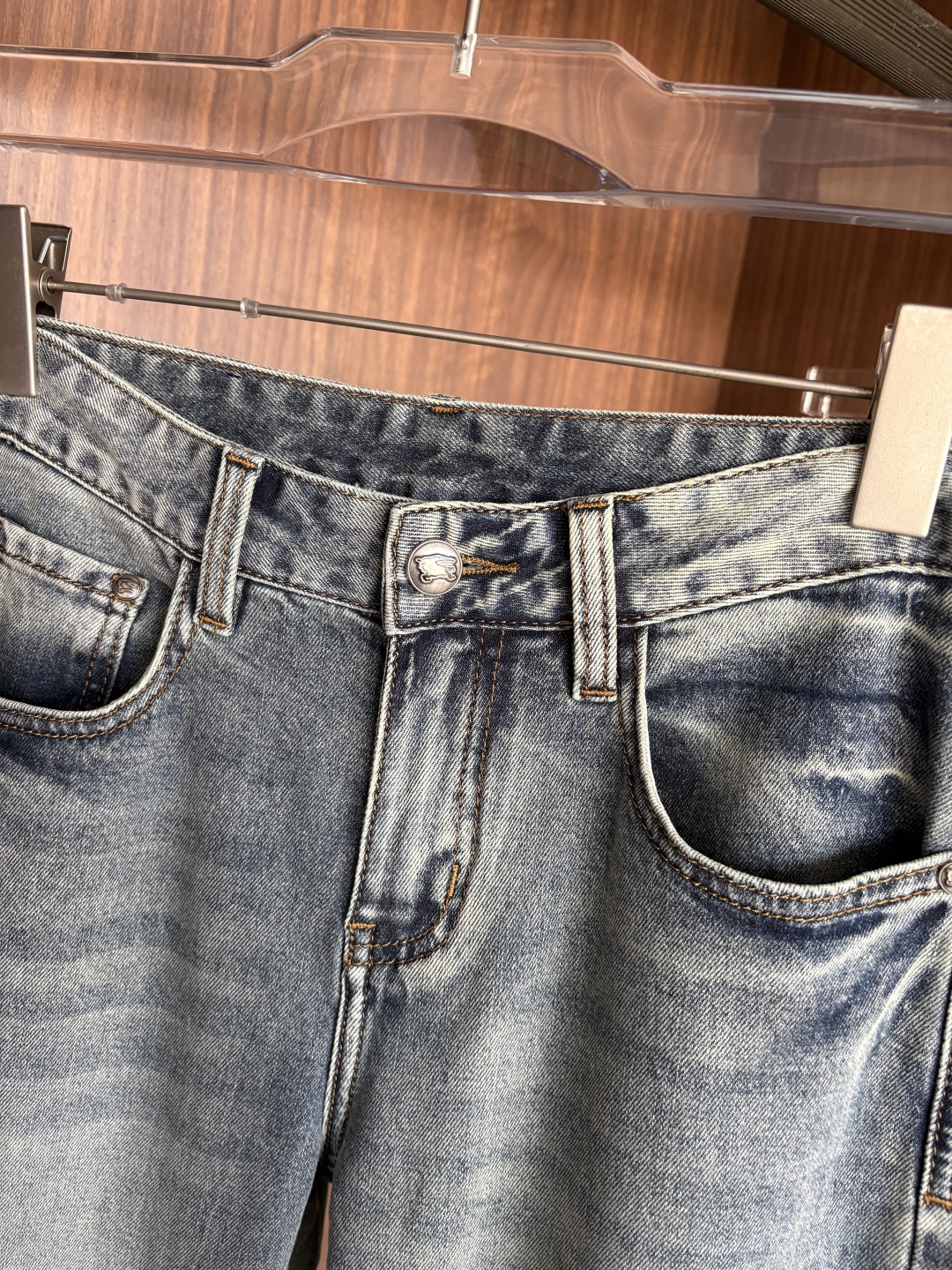专柜🆕2026春夏设计推荐 热卖牛仔裤🆕柔软亲肤面料 奢华头层牛皮腰牌 经典蓝洗水 专柜限量款 奢华感订