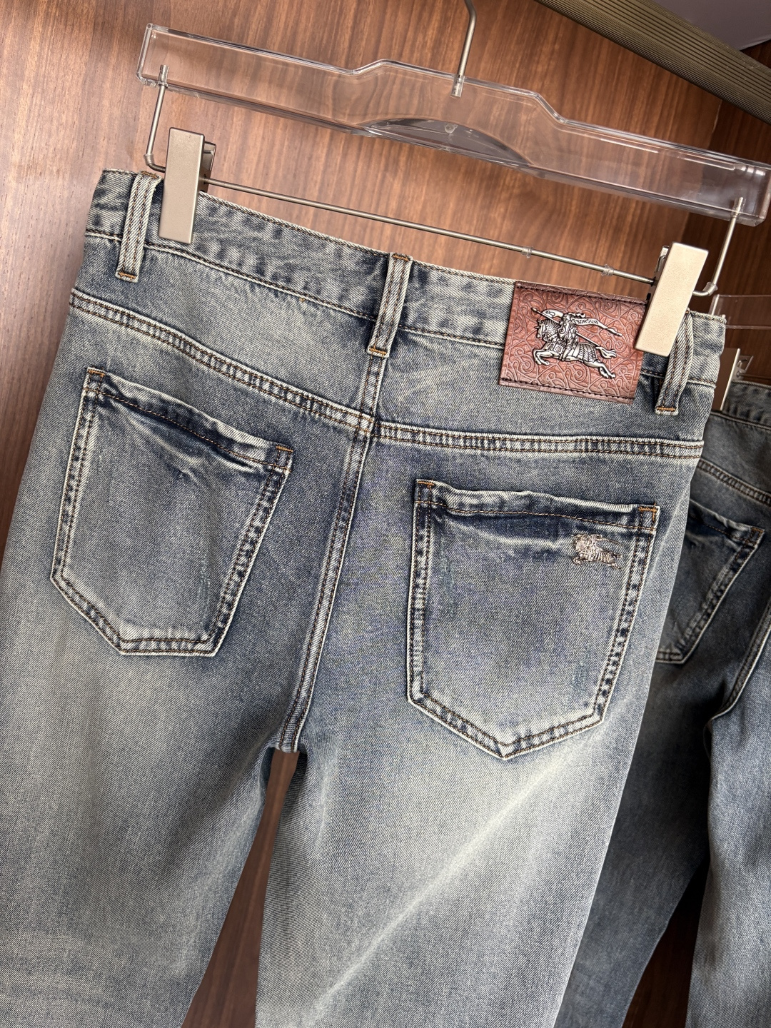 专柜🆕2026春夏设计推荐 热卖牛仔裤🆕柔软亲肤面料 奢华头层牛皮腰牌 经典蓝洗水 专柜限量款 奢华感订
