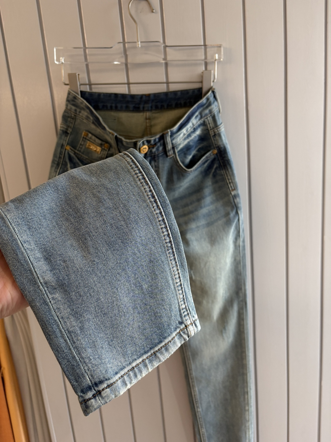 专柜🆕2026春夏设计推荐 热卖牛仔裤🆕柔软亲肤面料 奢华头层牛皮腰牌 经典蓝洗水 专柜限量款 奢华感订